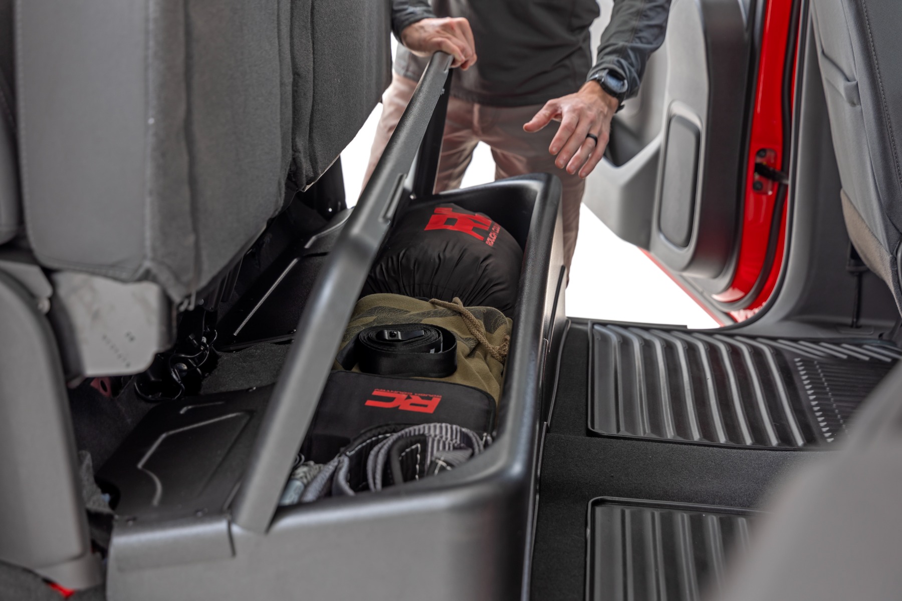 Stauraum unter dem Sitz mit abschließbarem Deckel | Crew Cab | Chevy/GMC 1500/2500HD/3500HD (19–26) — Bild 5