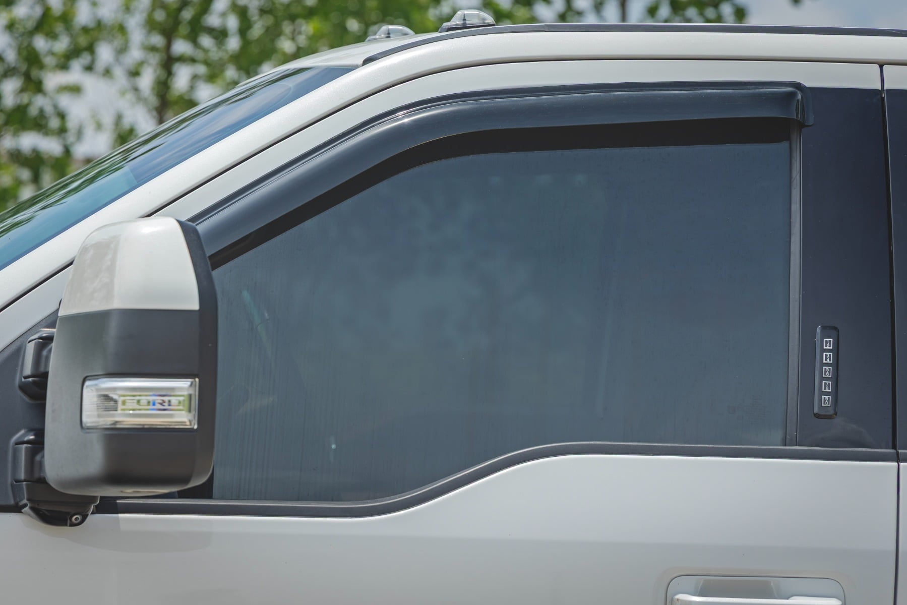 Seitenfenster-Windabweiser | Aufklebbarer Regenschutz | Ford F-150/Lightning/F-250/F-350/Raptor (15–26) — Bild 4