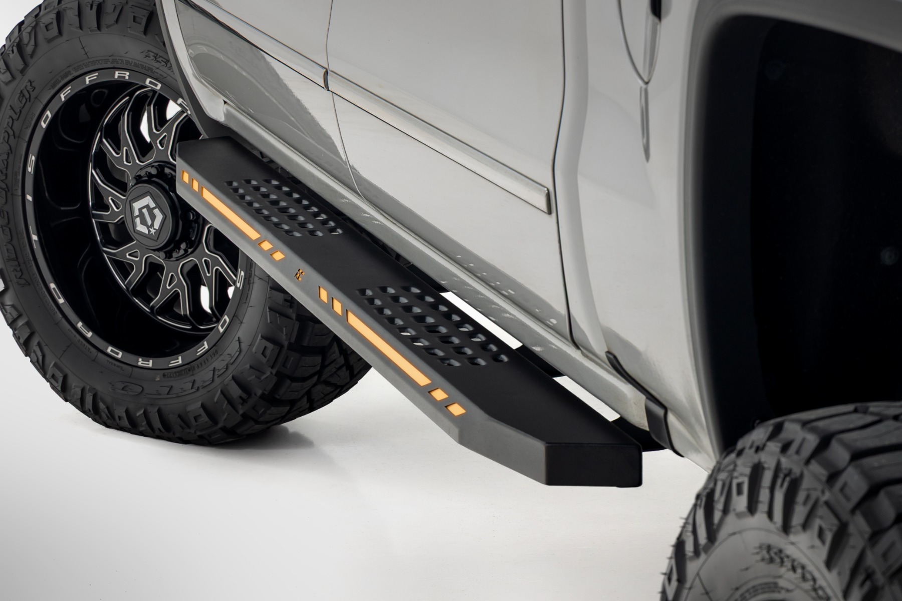 AC2 Trittbretter | Bernstein/Weiß | Doppelkabine | Chevy/GMC 1500 (07–18)