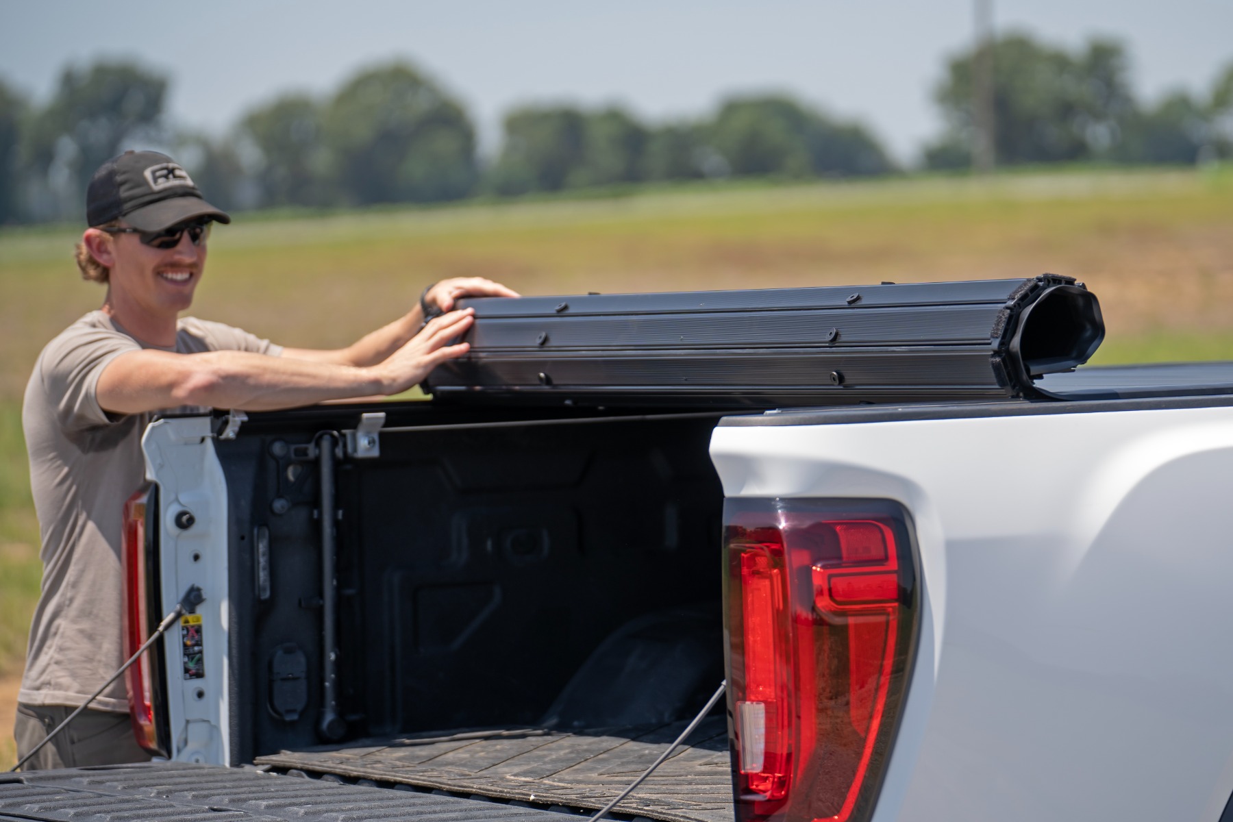 Feste Roll-up-Ladeflächenabdeckung | 6'9 Zoll Ladefläche | Chevy/GMC Silverado/Sierra 2500HD/3500HD (20–26) — Bild 6