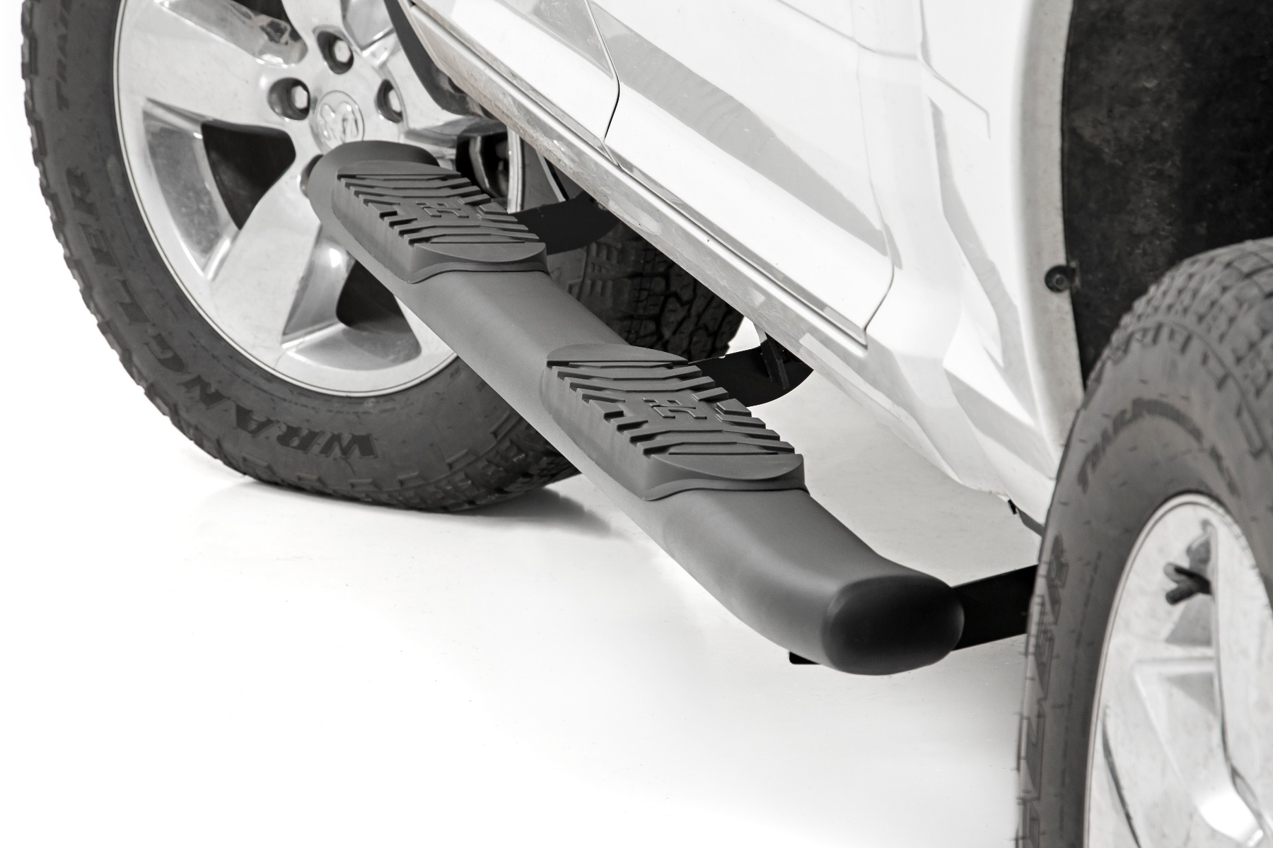 Ovale Nerf-Trittstufe | Doppelkabine | Schwarz | RAM 1500/2500/3500 2WD/4WD (2010–2025 & Classic)