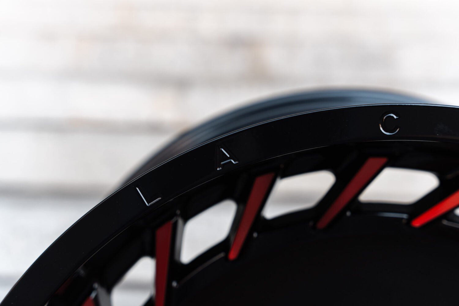 La Chanti OF15 | Glossy Black / RED Spockes · 12J×22" · ET-25 | 6x135 / 6x139.7 — Bild 5