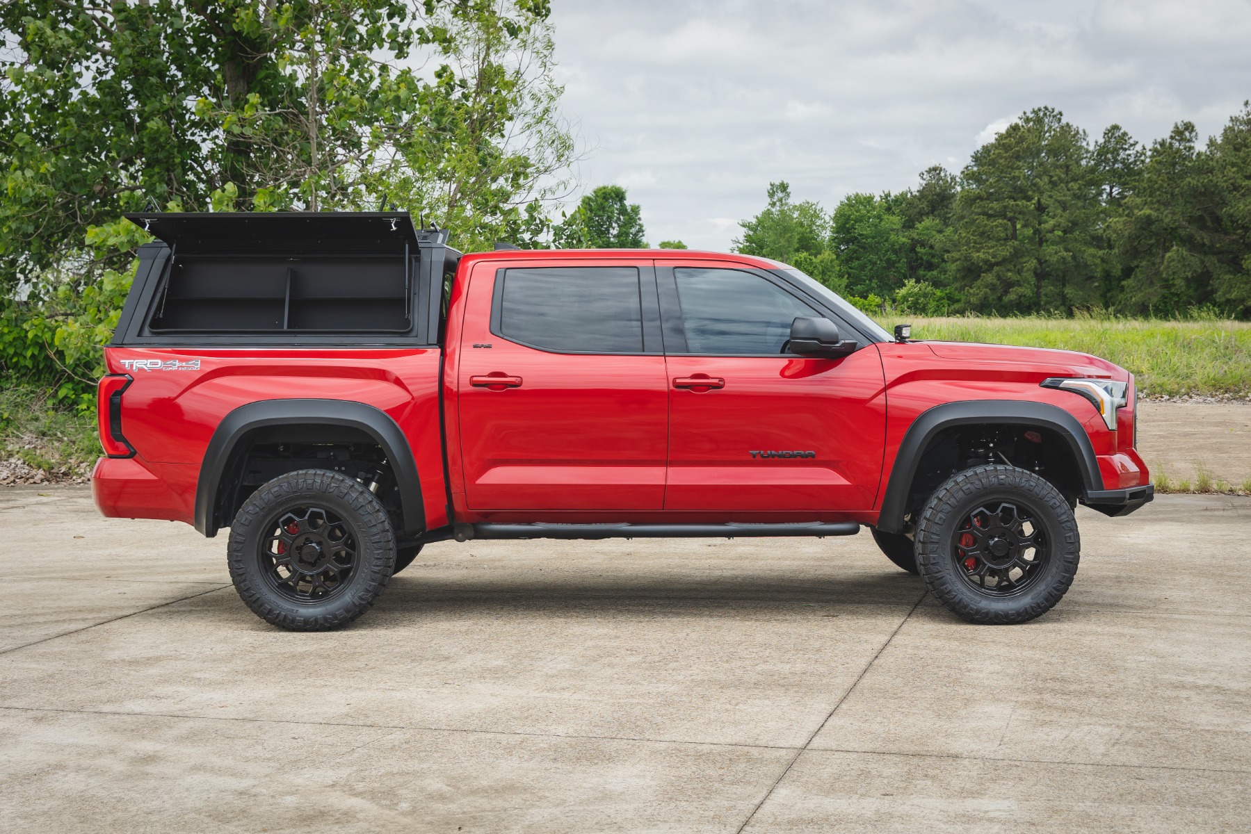 Aufbewahrungsbehälter für die Ladeflächenabdeckung | Beifahrerseite | Toyota Tundra 2WD/4WD (2022–2026) — Bild 3