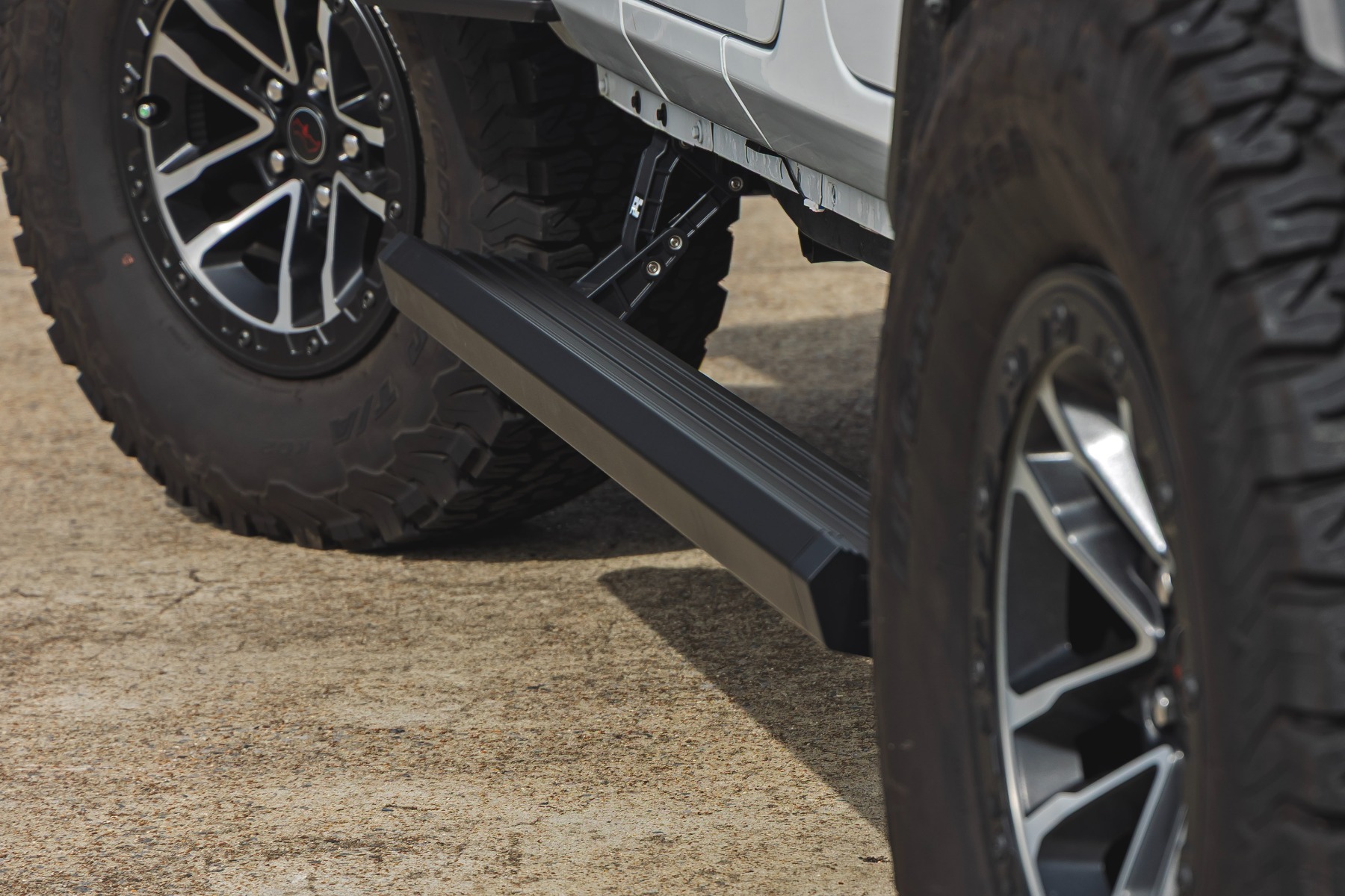 Elektrische Trittbretter | 4-türig | Jeep Wrangler JL (2018–2026) — Bild 3
