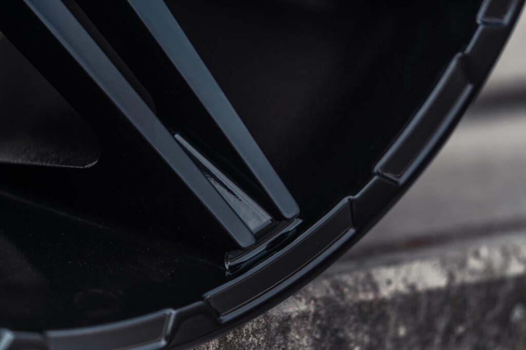 La Chanti OF19 | Glossy Black · 12J×20" · ET-25 | 6x135 / 6x139.7 — Bild 5