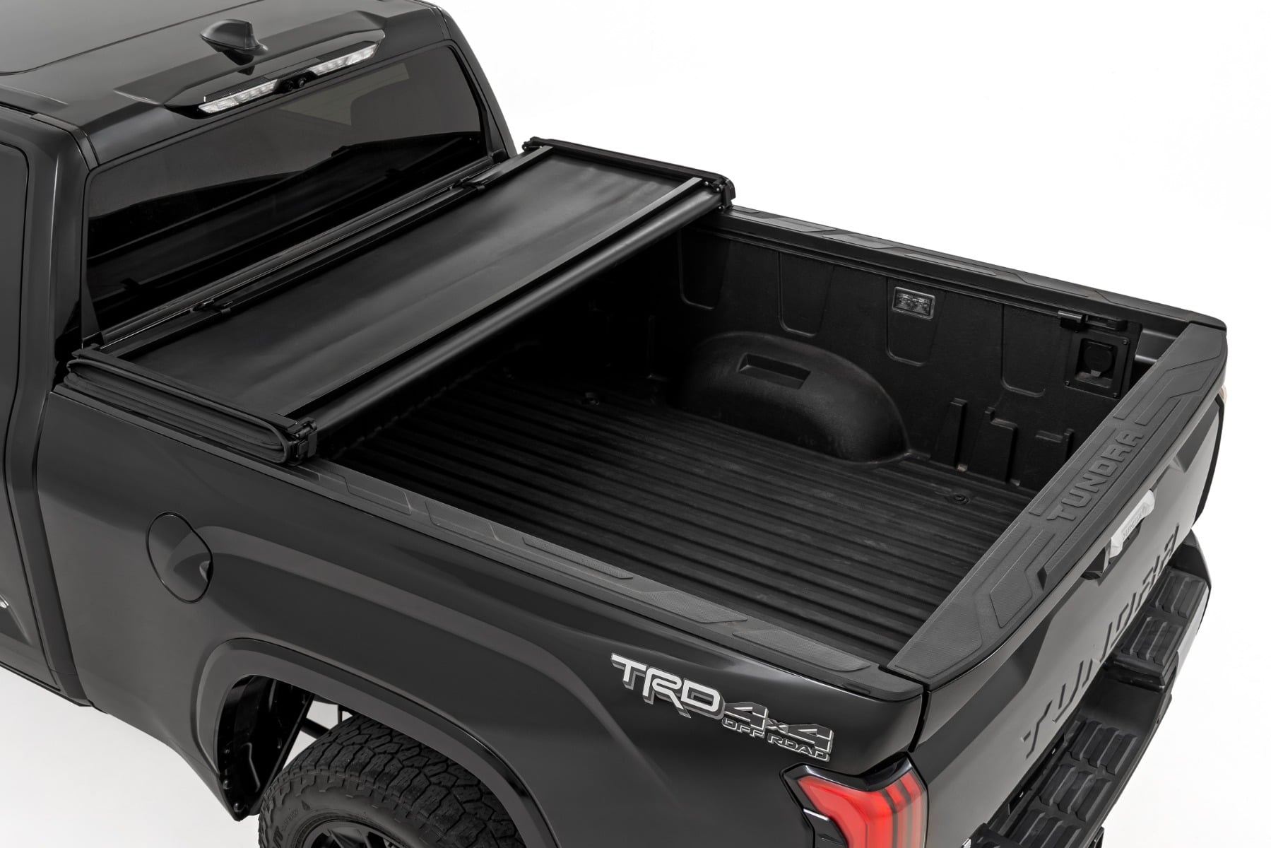 Weiche, dreifach faltbare Ladeflächenabdeckung | Mit und ohne Original-Schienen | 6'7 Zoll Ladefläche | Toyota Tundra (22–26) — Bild 2