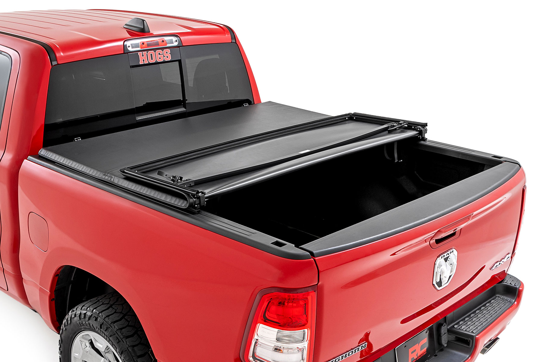 Weiche, dreifach faltbare Ladeflächenabdeckung | 5'7 Zoll Ladefläche | RAM 1500 (19–26)/1500 TRX (21–24) — Bild 5