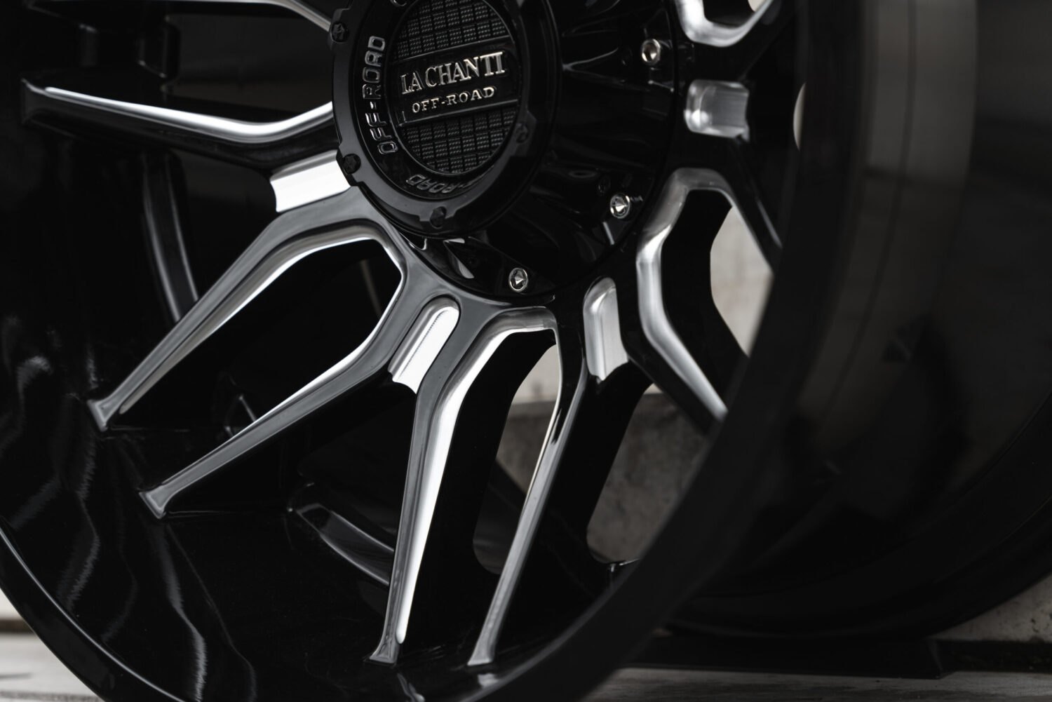 La Chanti OF13 | Glossy Black Milled · 12J×20" · ET-44 | 5x127 / 5x139.7 — Bild 4