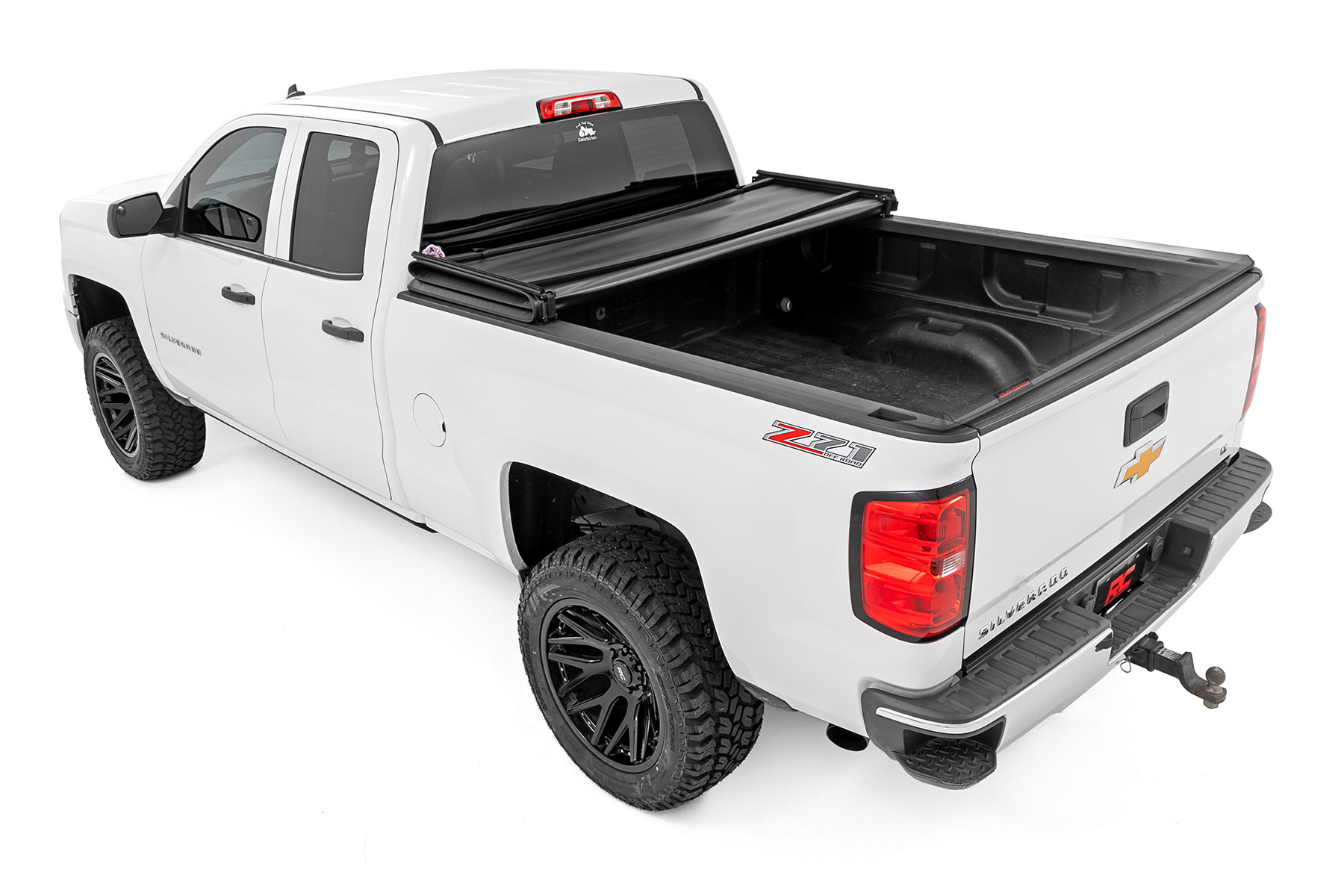 Weiche, dreifach faltbare Ladeflächenabdeckung | 6'7 Zoll Ladefläche | Chevy/GMC 1500/2500HD/3500HD (14–19 & Classic) — Bild 3
