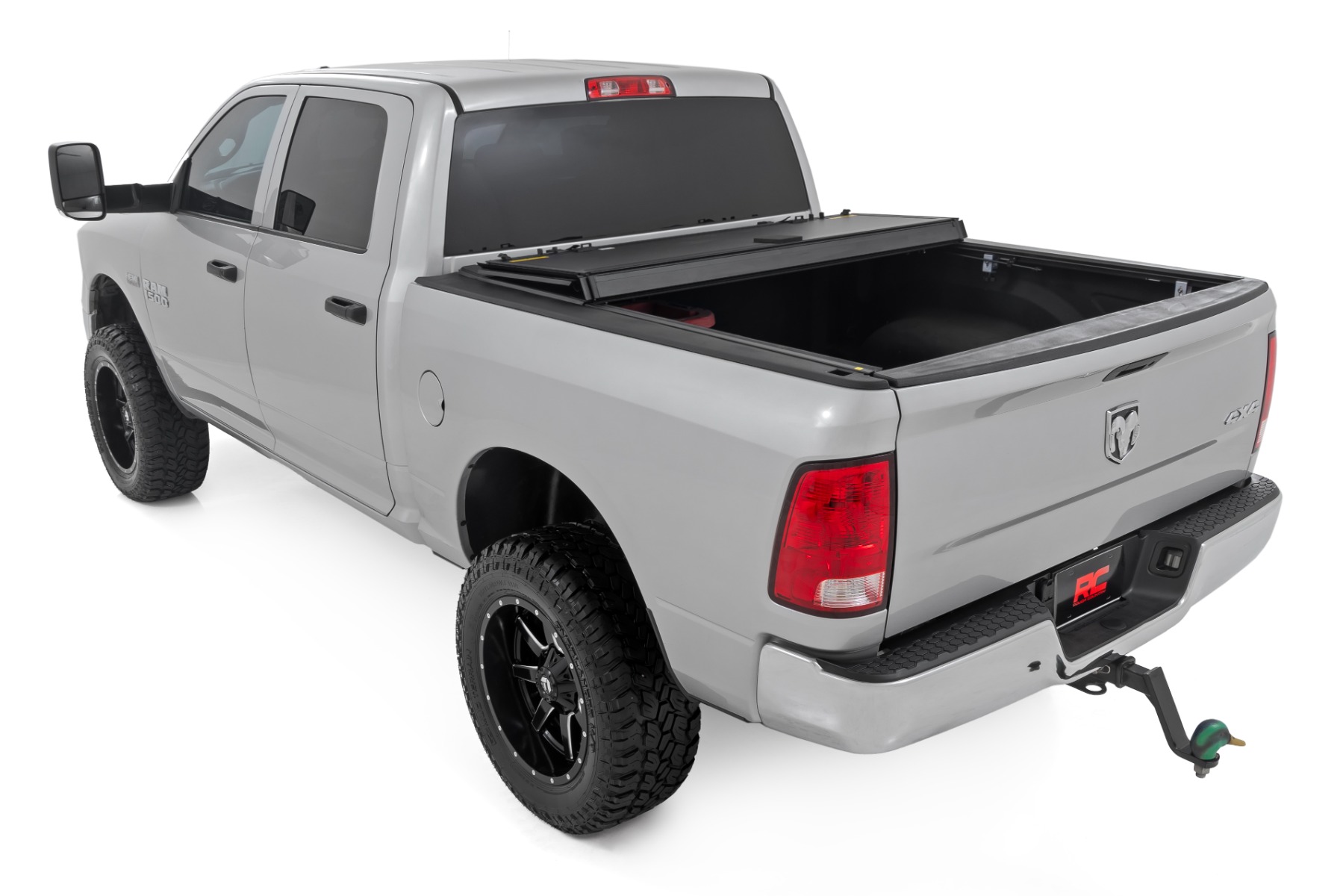 Stabile, dreifach faltbare, hochklappbare Ladeflächenabdeckung | 5'7" Ladefläche | RAM 1500 2WD/4WD (2009–2018 & Classic) — Bild 5