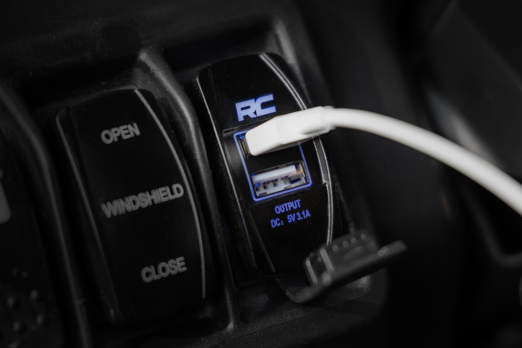 USB-Umschalter-Einsatz | 2x1 mit Logo | Blaue Hintergrundbeleuchtung — Bild 5