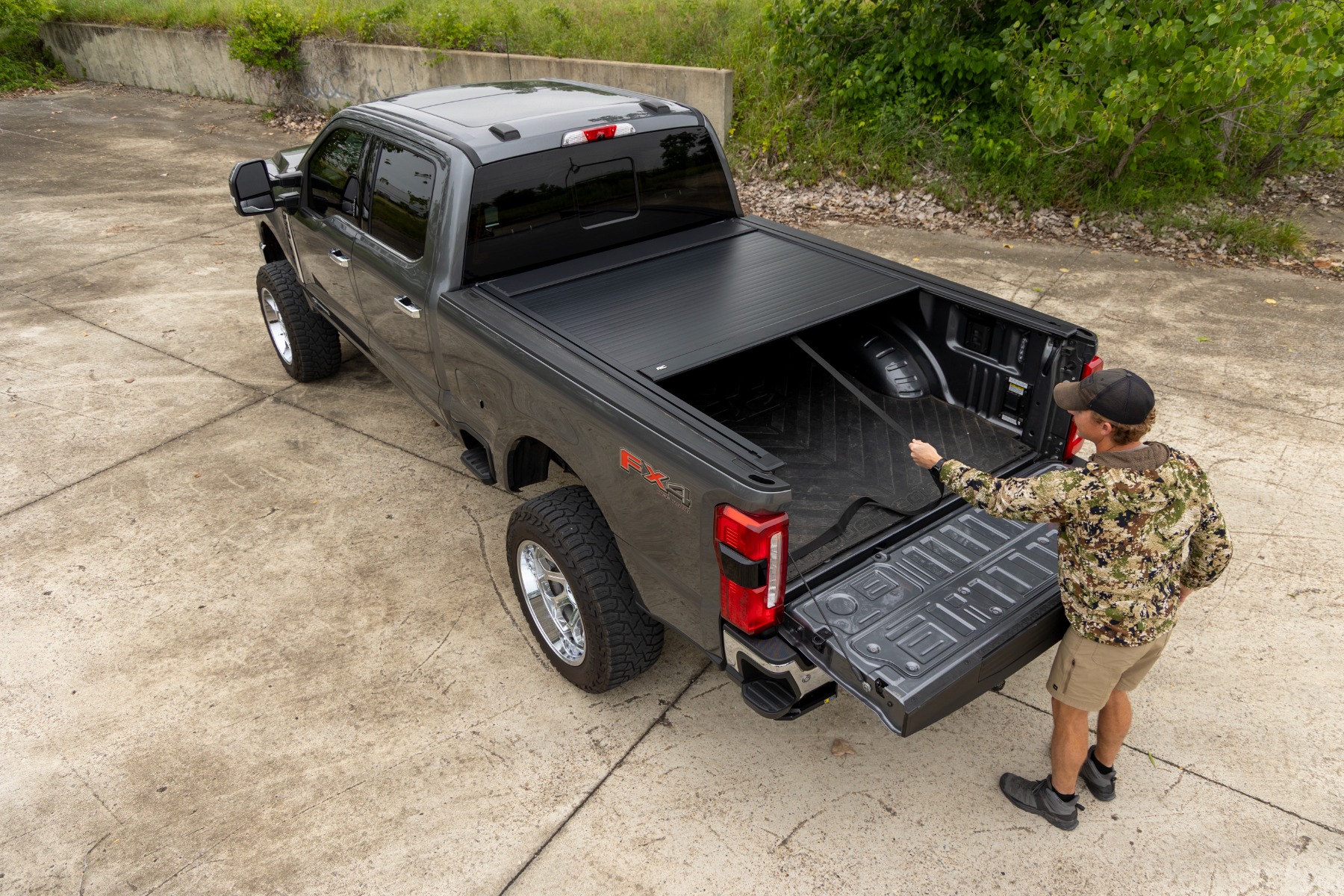Manual Retractable Bed Cover | 6'10" Bed | Ford F-250/F-350 Super Duty (17-26) — Bild 6