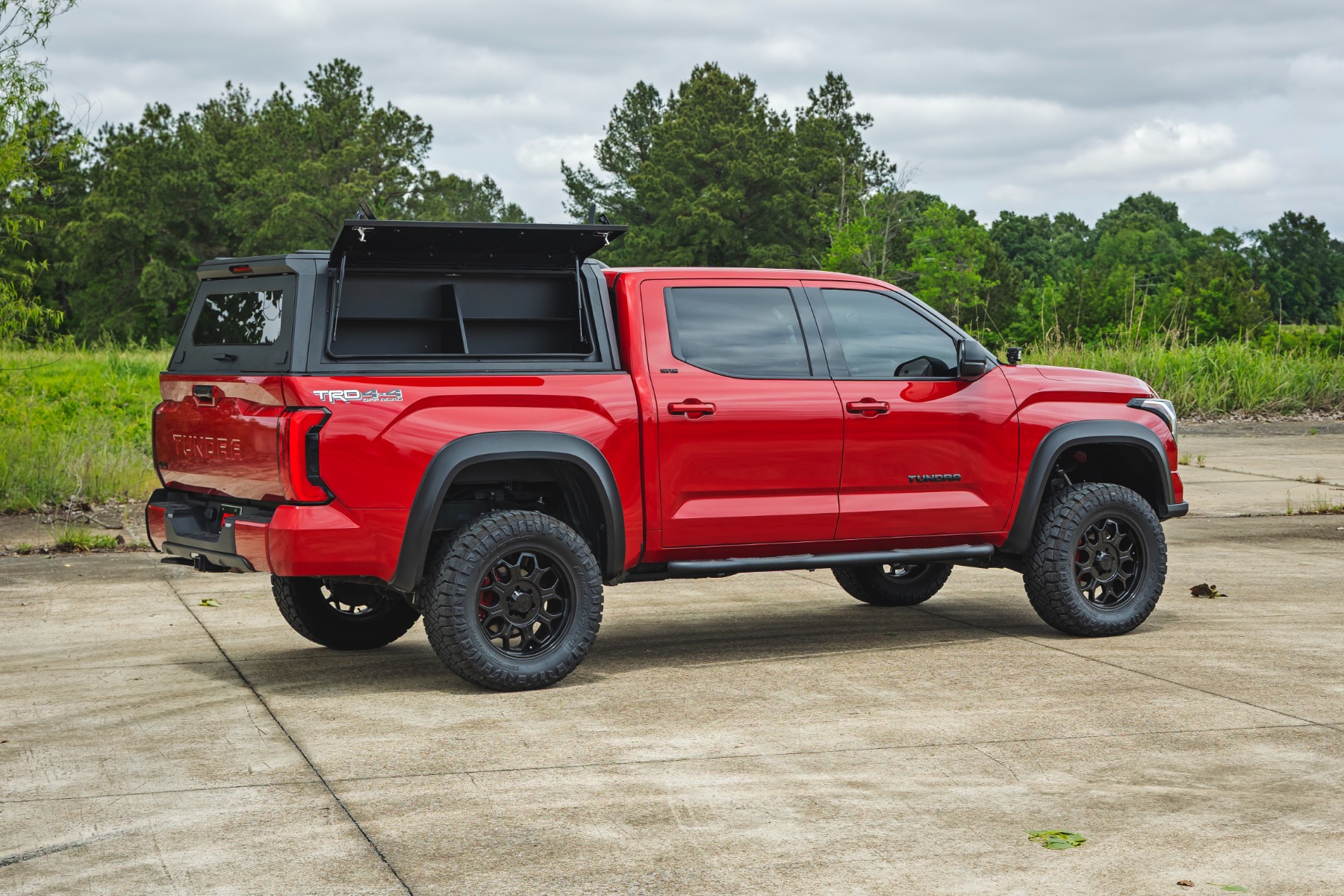 Aufbewahrungsbehälter für die Ladeflächenabdeckung | Beifahrerseite | Toyota Tundra 2WD/4WD (2022–2026) — Bild 5