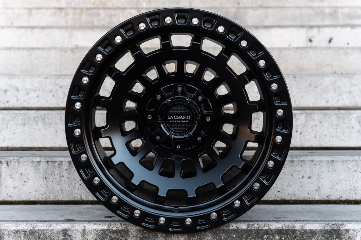 La Chanti OF6 | Matt Black · 10J×22" · ET12 | 8x165.1