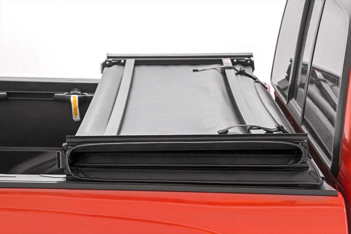 Weiche, dreifach faltbare Ladeflächenabdeckung | 6'4 Zoll Ladefläche | RAM 1500/2500/3500 2WD/4WD (2010–2025 & Classic) — Bild 3