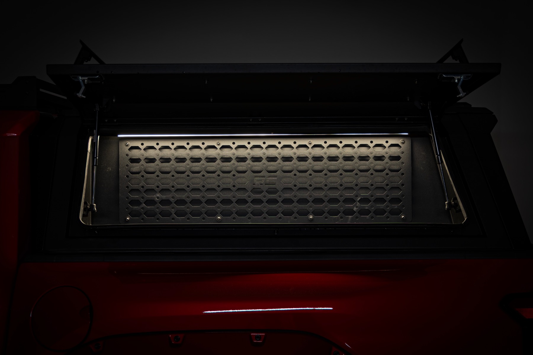 Bed Cap Molle Panel Side Storage Bin | Drivers Side | Toyota Tacoma (24-26) — Bild 3