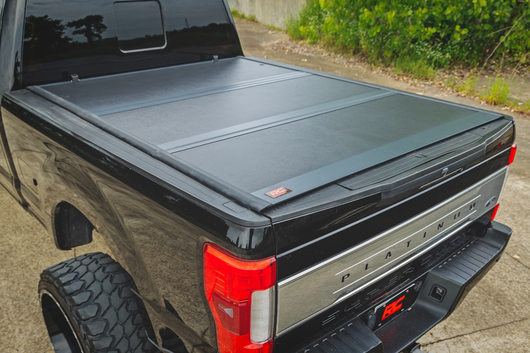 Robuste, flache Ladeflächenabdeckung | 6'10 Zoll Ladefläche | Ford F-250/F-350 Super Duty (17–26) — Bild 5