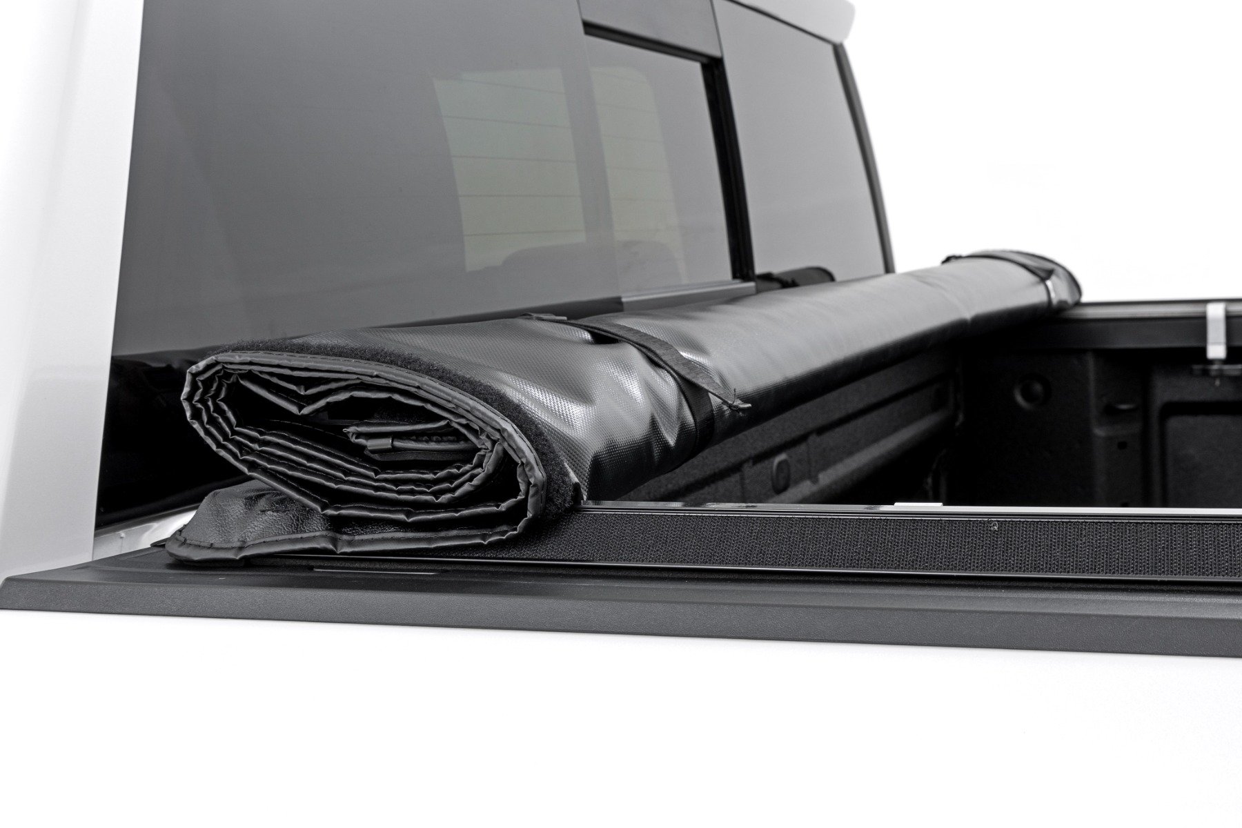 Weiche Ladeflächenabdeckung zum Aufrollen | 5'10 Zoll Ladefläche | Chevy/GMC Sierra 1500 (19–26)/Silverado 1500 (19–26) — Bild 5