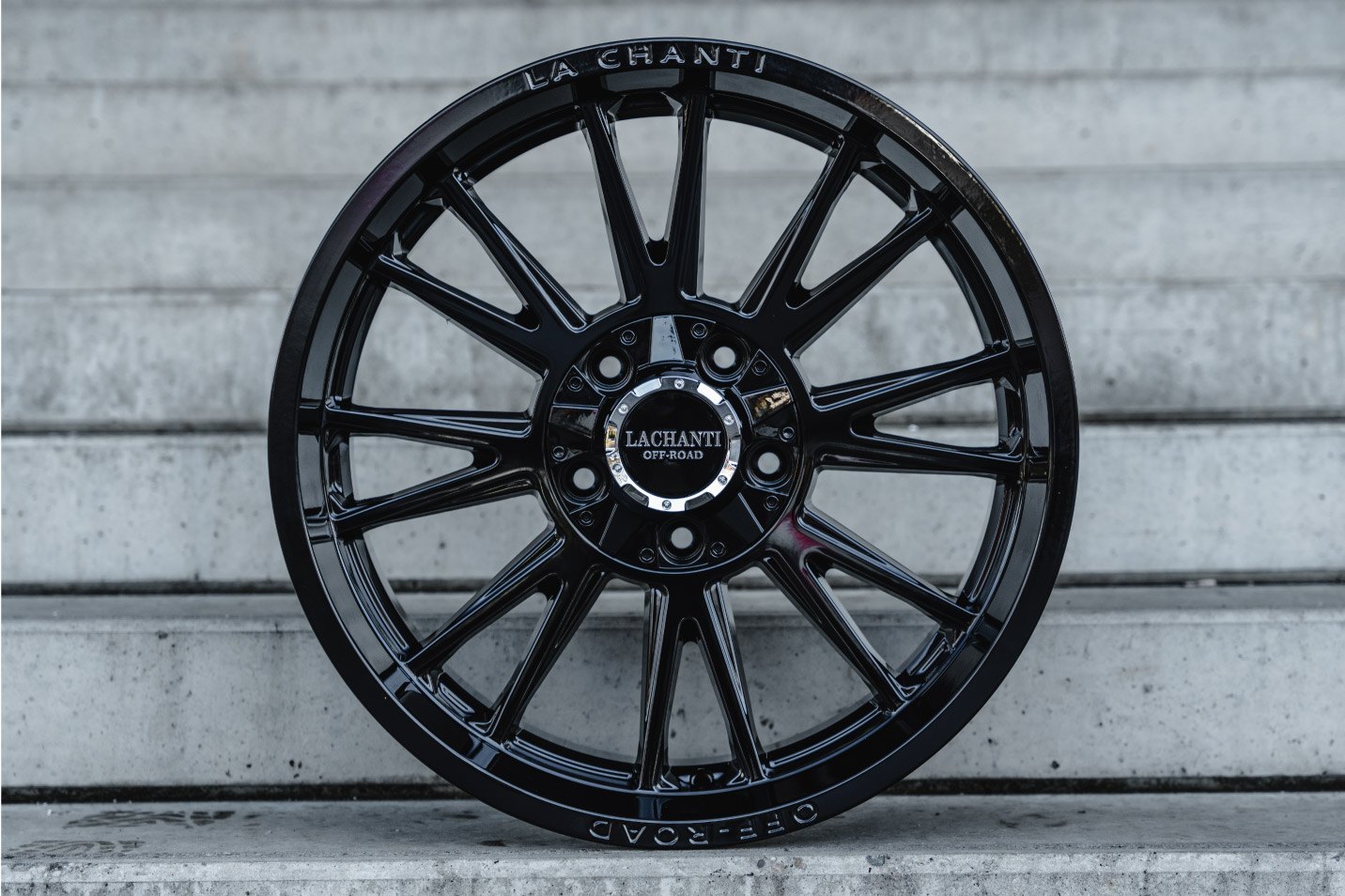 La Chanti OF18 | Glossy Black · 10J×20" · ET-12 | 6x139.7
