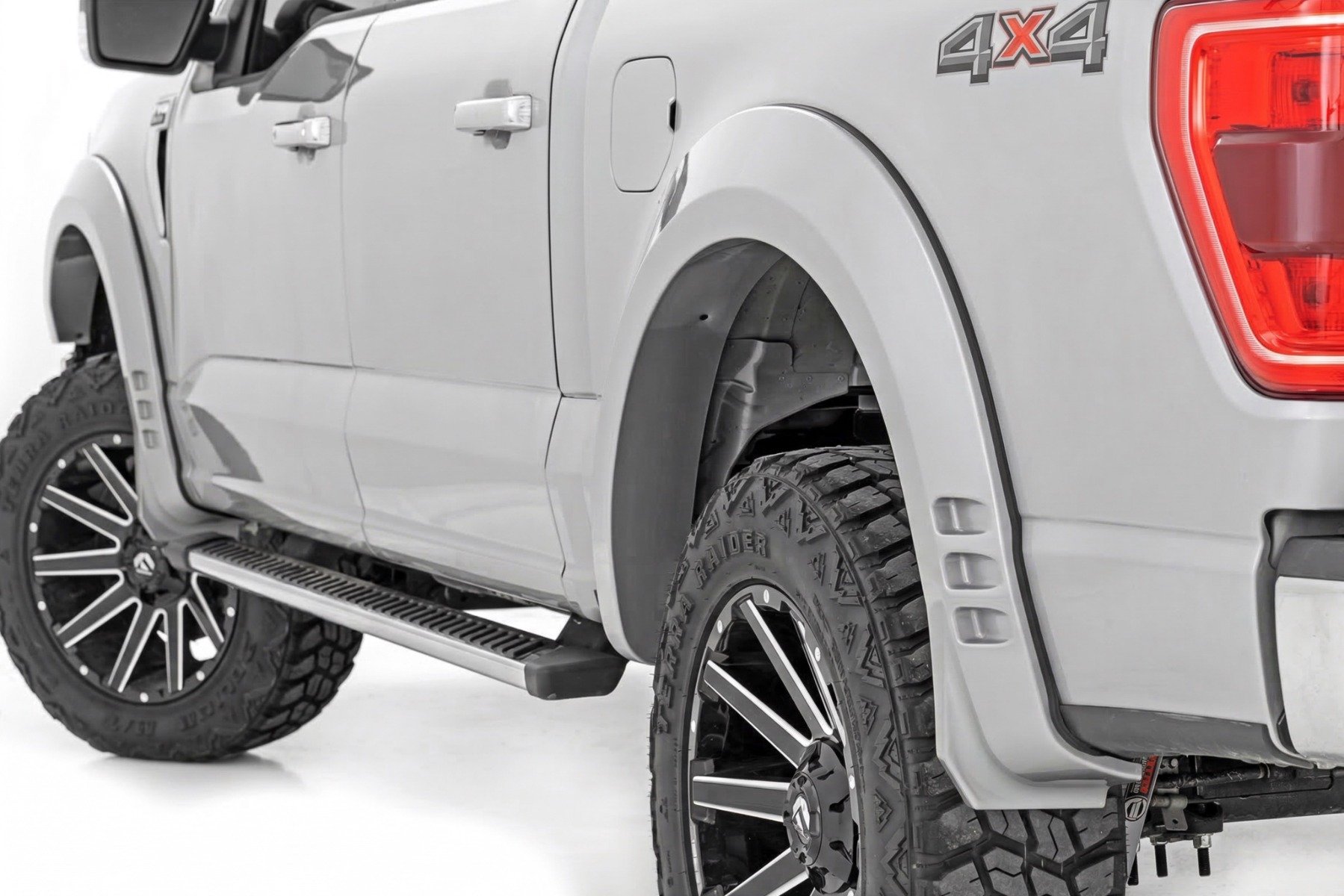 SF1 Kotflügelverbreiterungen | UX Ingot Silver Metallic | Ford F-150 2WD/4WD (2021–2026)