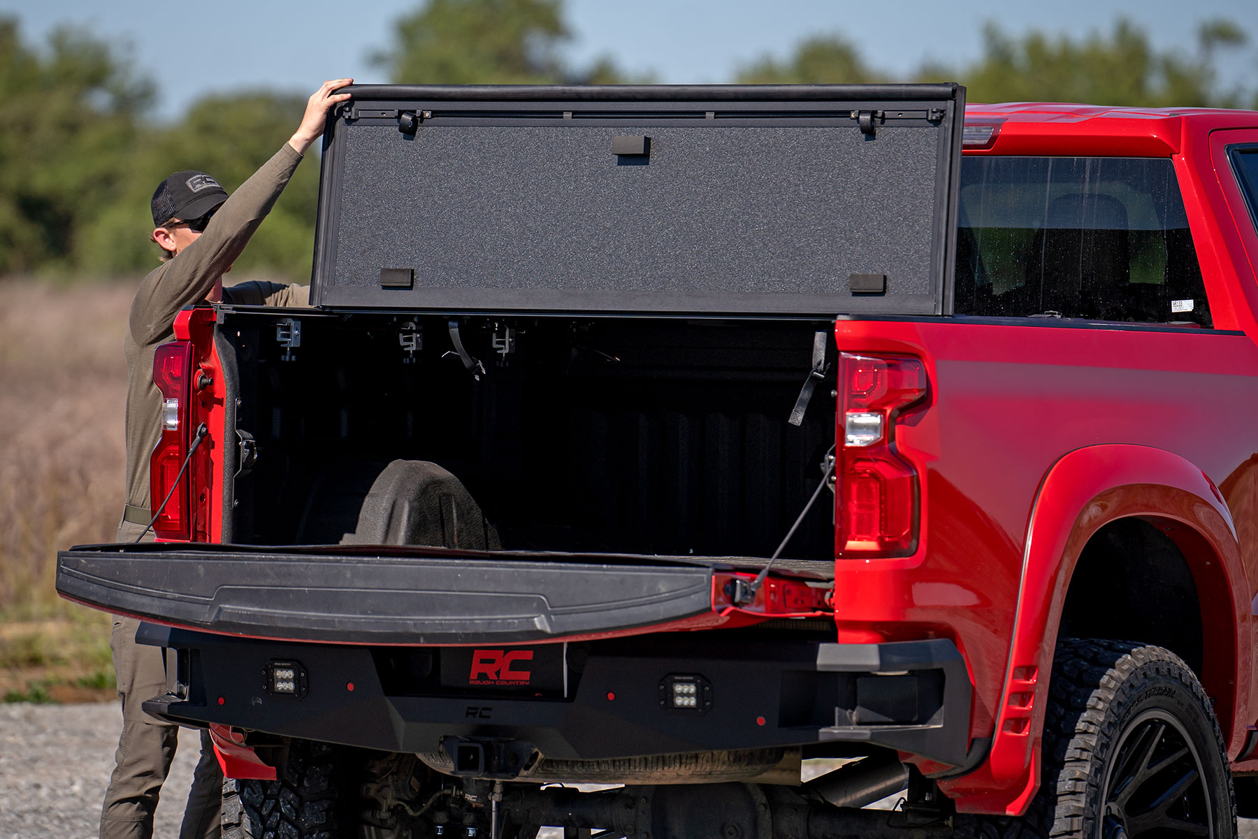 Stabile, dreifach klappbare Ladeflächenabdeckung | 6'7 Zoll Ladefläche | Chevy/GMC Sierra 1500 (19–26)/Silverado 1500 (19–26) — Bild 4