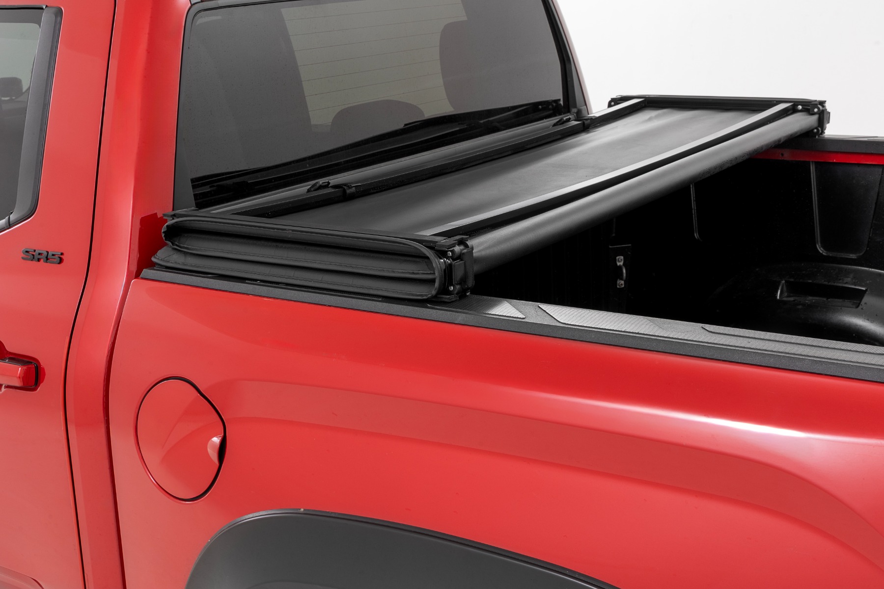 Weiche, dreifach faltbare Ladeflächenabdeckung | 5'7 Zoll | Mit und ohne Original-Relings | Toyota Tundra (22–26) — Bild 3