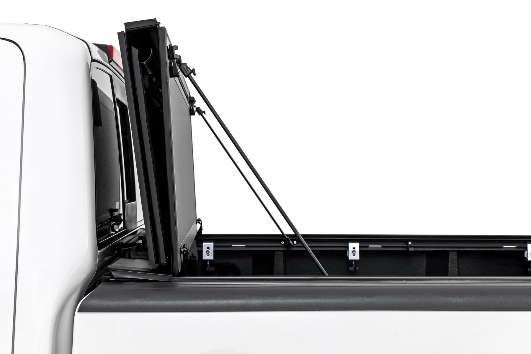 Stabile, dreifach klappbare Ladeflächenabdeckung | 5' Ladefläche | Nissan Frontier 2WD/4WD (05–21) — Bild 6