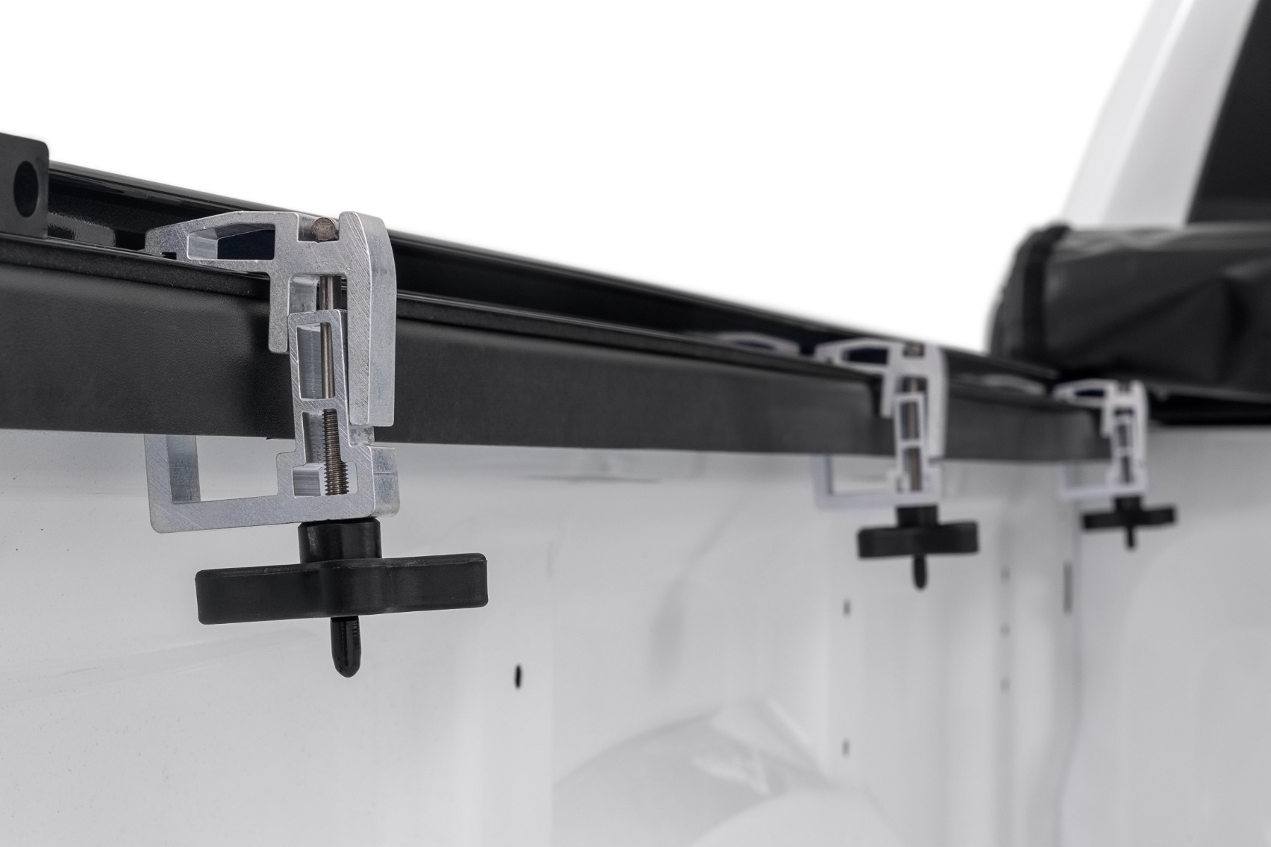 Weiche, aufrollbare Ladeflächenabdeckung | 6'4 Zoll Ladefläche | RAM 1500 (19–26)/1500 TRX (21–24) — Bild 5