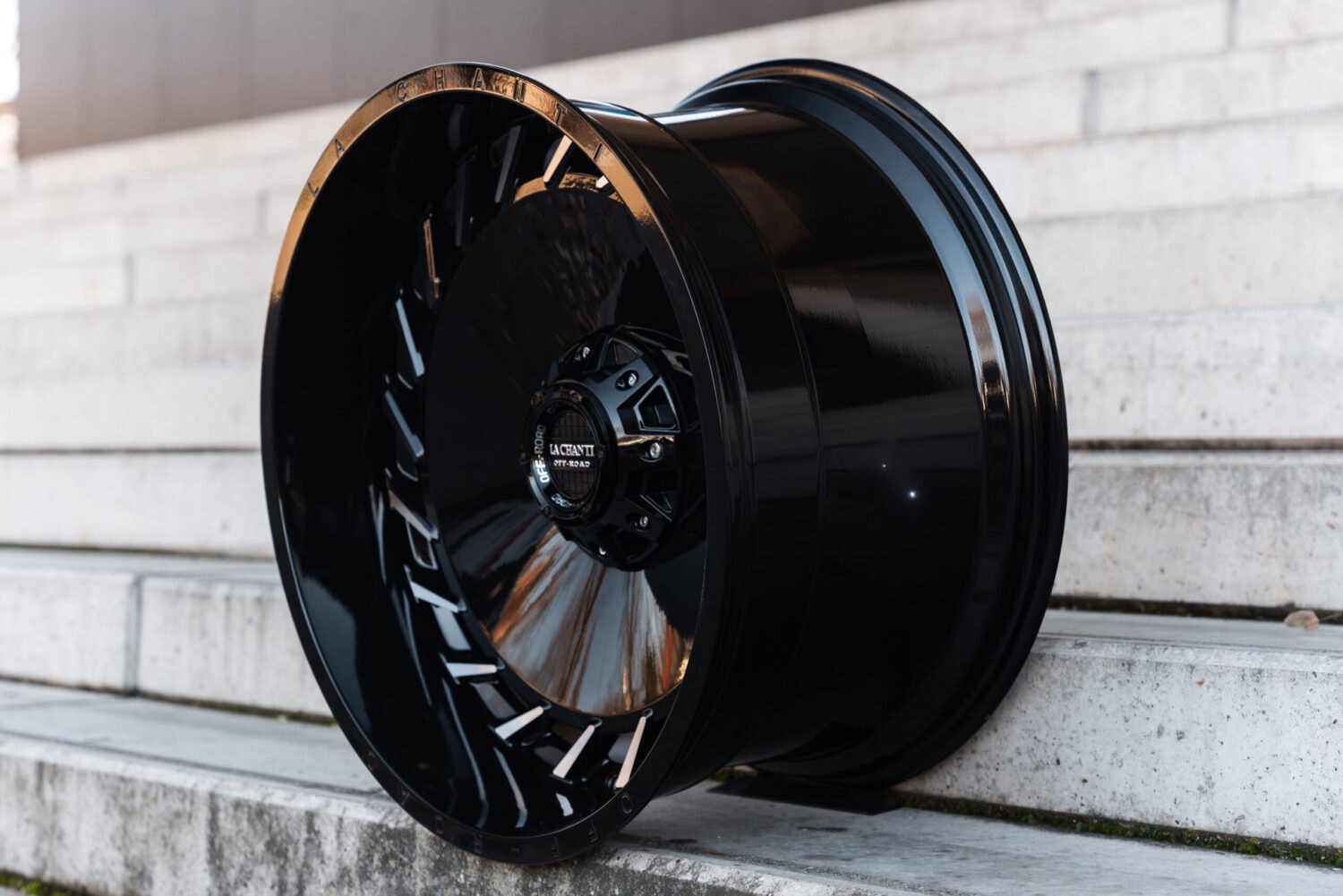 La Chanti OF15 | Glossy Black Milled · 12J×22" · ET-25 | 5x127 / 5x139.7 — Bild 3
