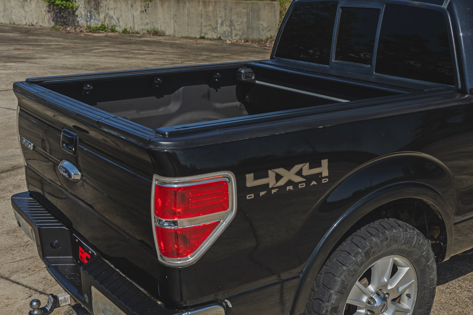 Elektrisch versenkbare Ladeflächenabdeckung | 5'7" Ladefläche | Ford F-150 2WD/4WD (2009–2014) — Bild 8