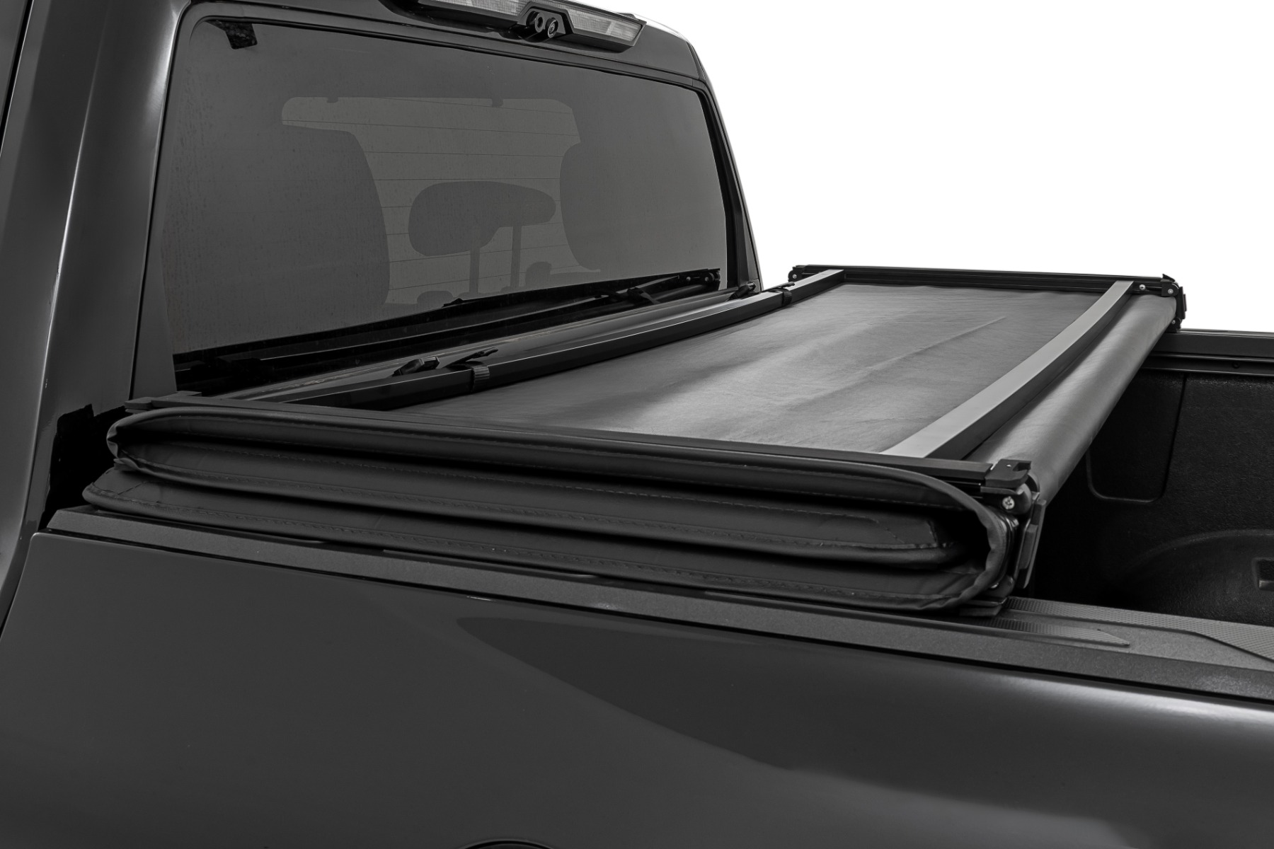 Weiche, dreifach faltbare Ladeflächenabdeckung | Mit und ohne Original-Schienen | 6'7 Zoll Ladefläche | Toyota Tundra (22–26) — Bild 4