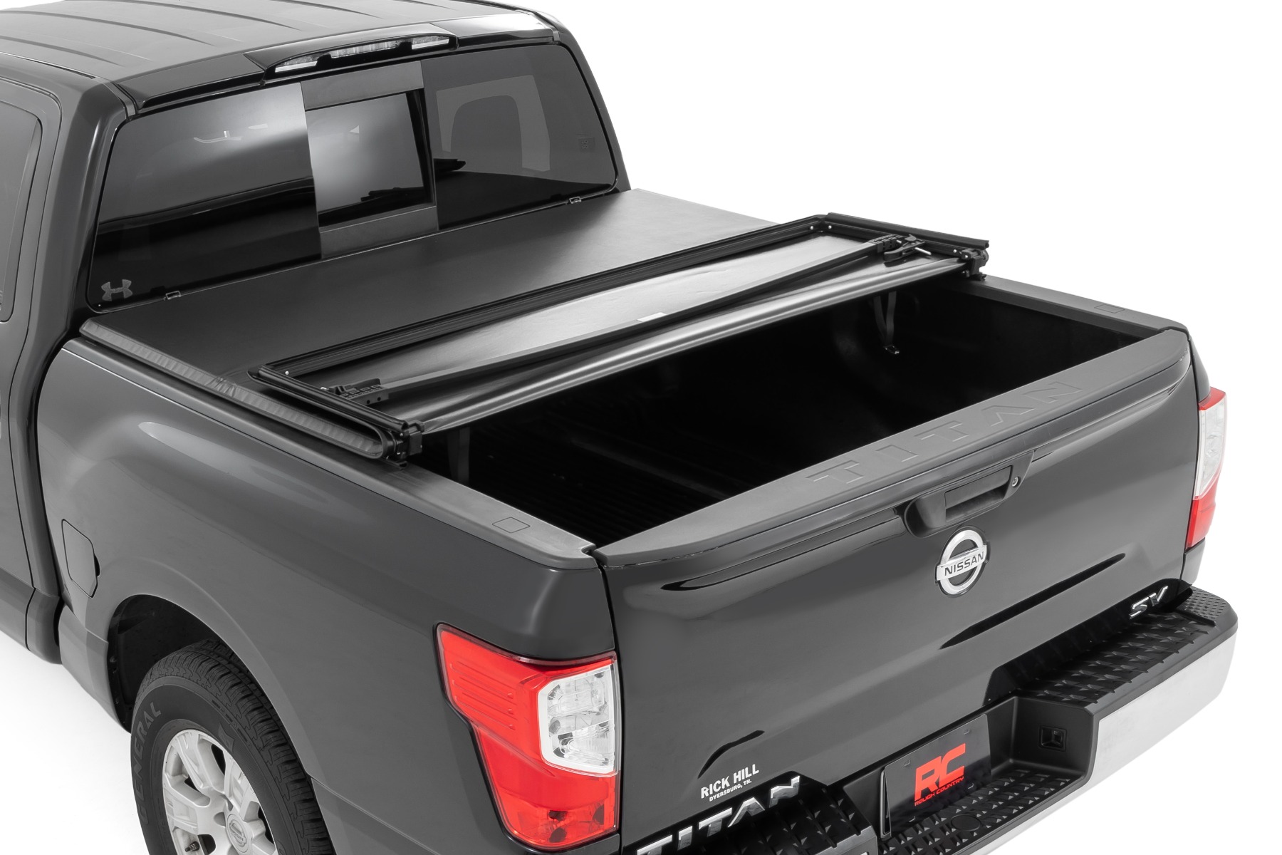 Weiche, dreifach faltbare Ladeflächenabdeckung | 5'7 Zoll Ladefläche | Nissan Titan 2WD/4WD (2017–2024) — Bild 2
