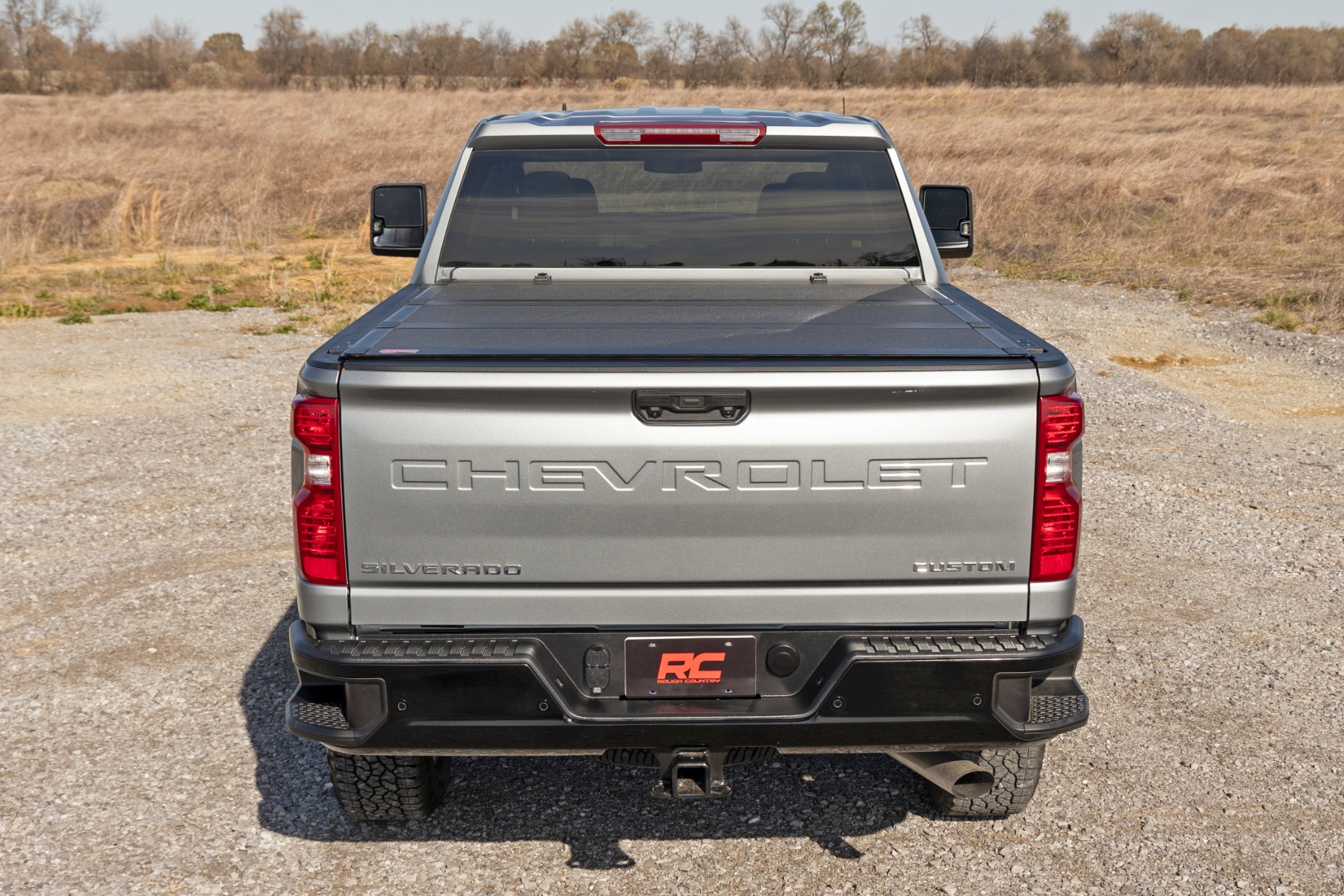 Stabile, dreifach faltbare, hochklappbare Ladeflächenabdeckung | 6'9 Zoll Ladefläche | Chevy/GMC Silverado/Sierra 2500HD/3500HD (20–26) — Bild 6