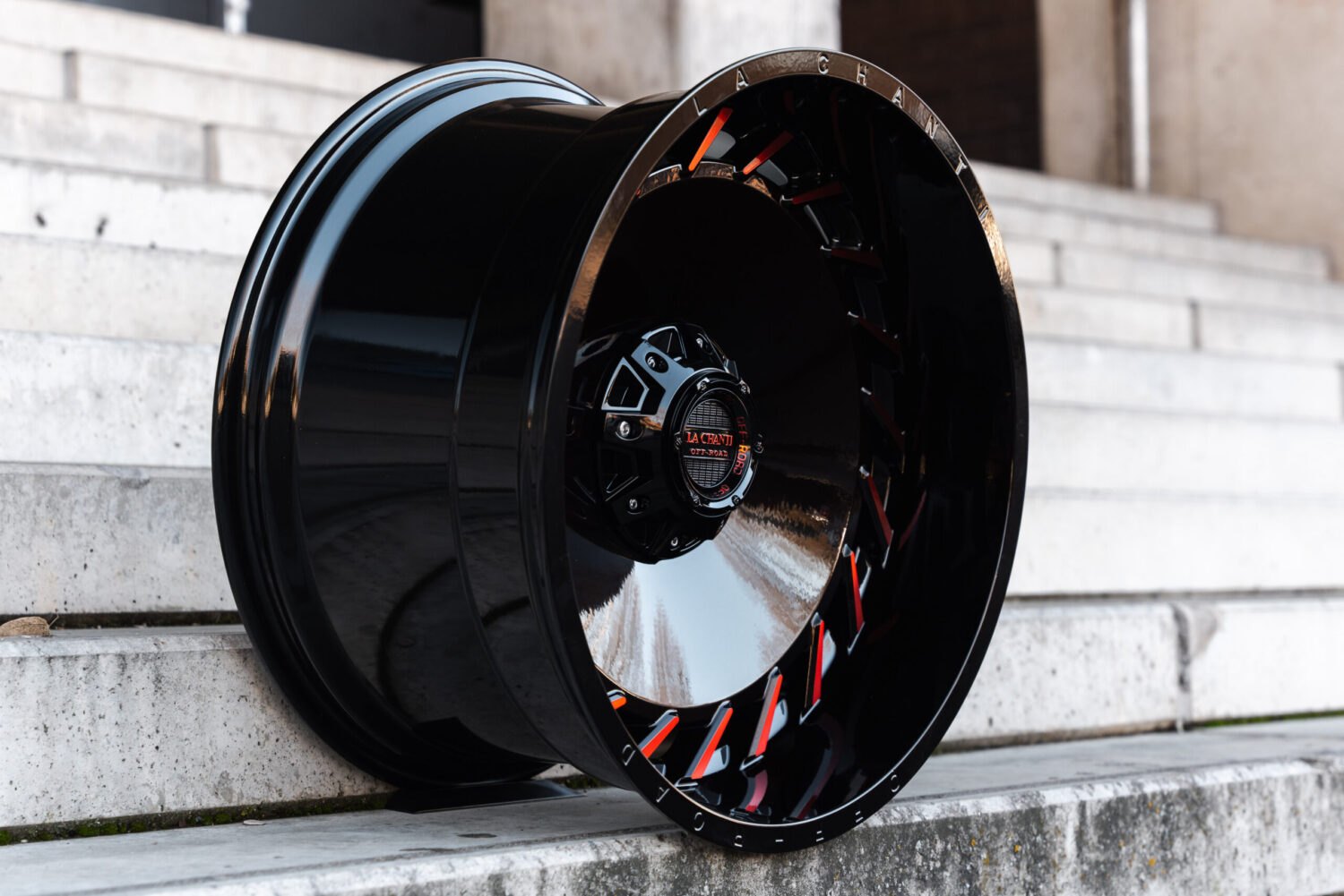 La Chanti OF15 | Glossy Black / RED Spockes · 12J×22" · ET-25 | 6x135 / 6x139.7 — Bild 2