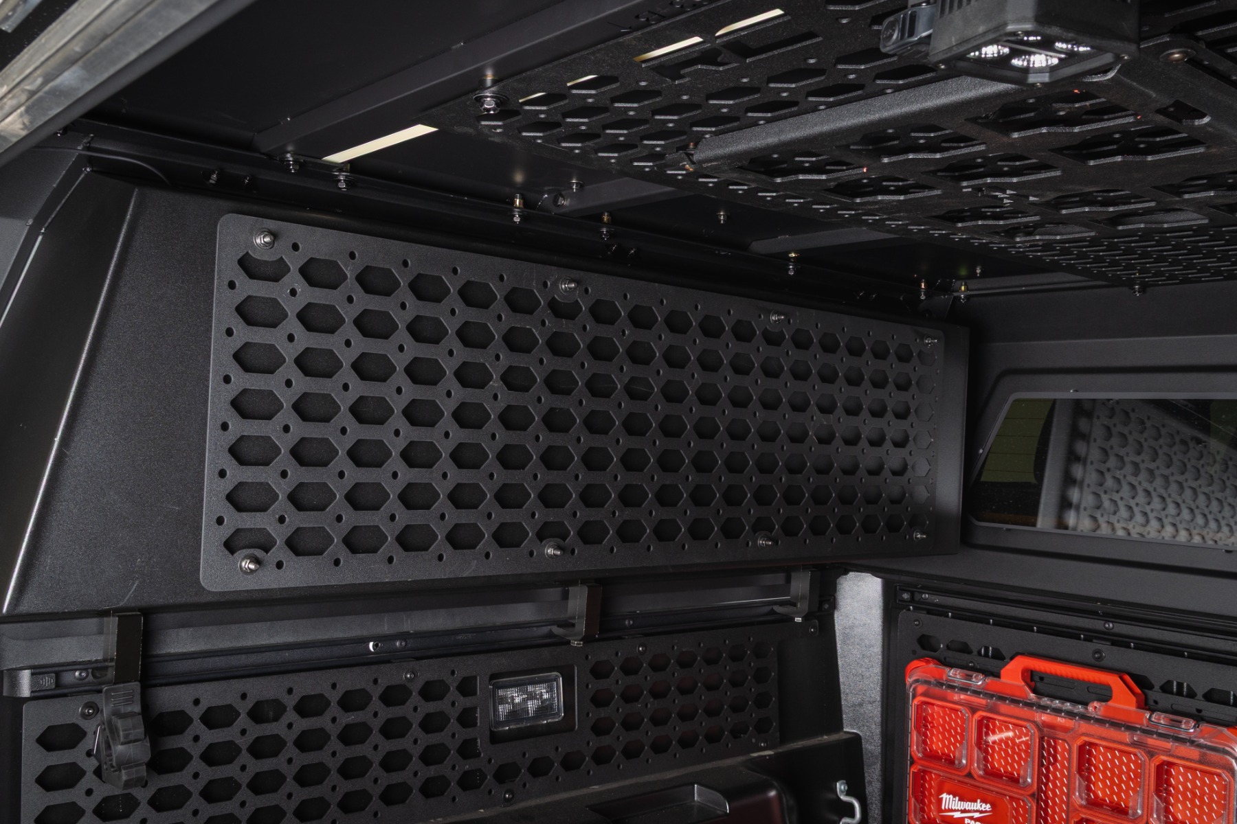 Molle-Panel-Set | Innenausstattung für die Seitenbox der Ladeflächenabdeckung | Toyota Tacoma 2WD/4WD (16–26) — Bild 3