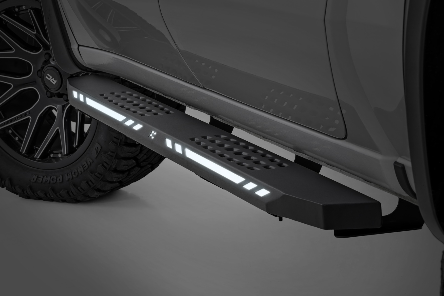 AC2 Trittbretter | Bernstein/Weiß | Crew Cab | RAM 1500 (19–26)/1500 TRX (21–24)
