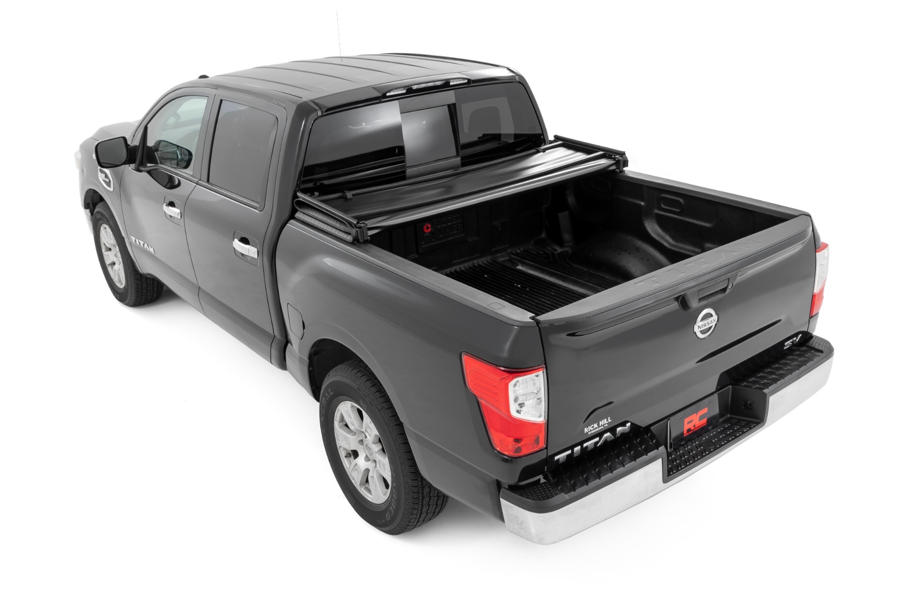 Weiche, dreifach faltbare Ladeflächenabdeckung | 5'7 Zoll Ladefläche | Nissan Titan 2WD/4WD (2017–2024) — Bild 4
