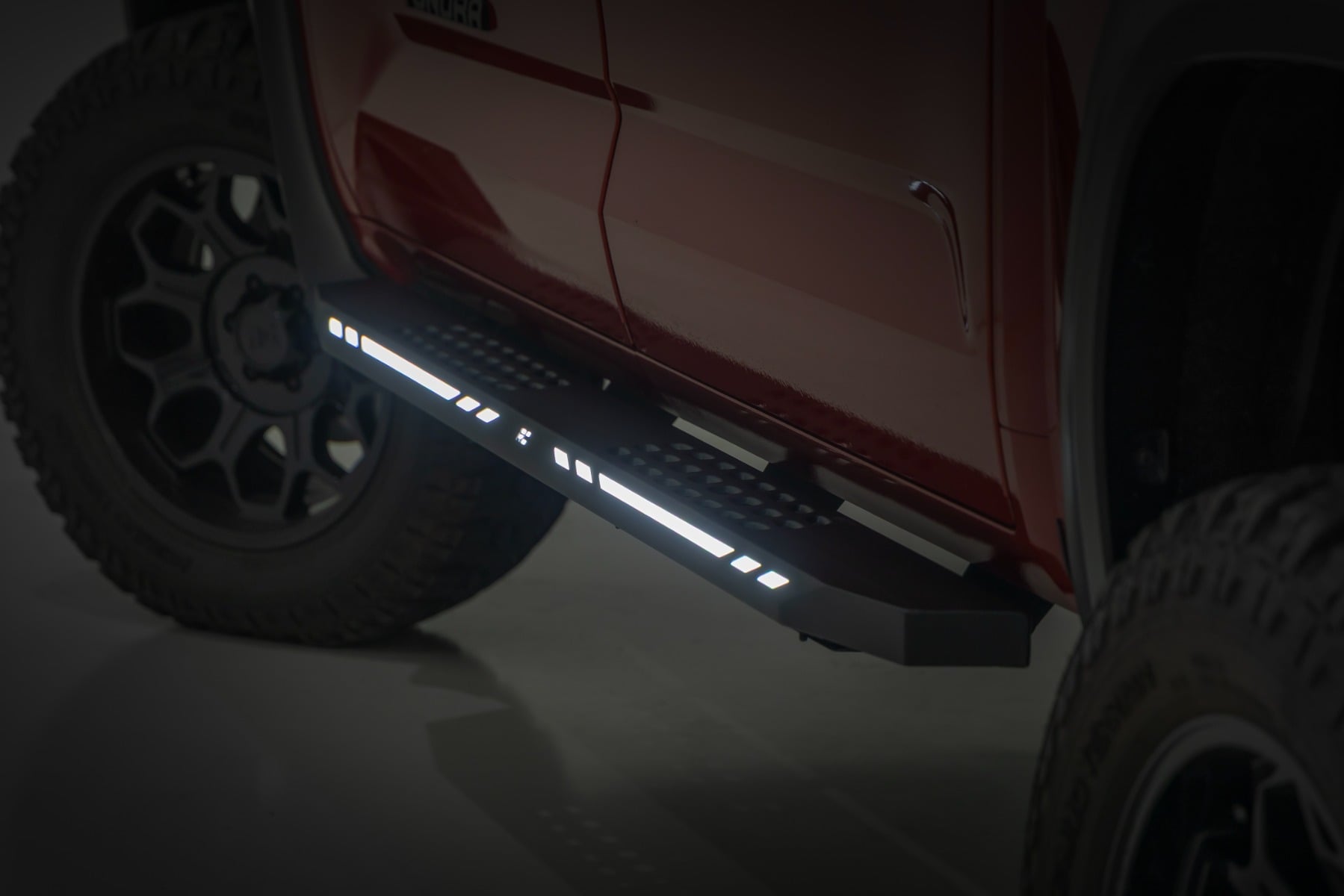 AC2 Trittbretter | Bernstein/Weiß | CrewMax | Toyota Tundra 2WD/4WD (22–26)