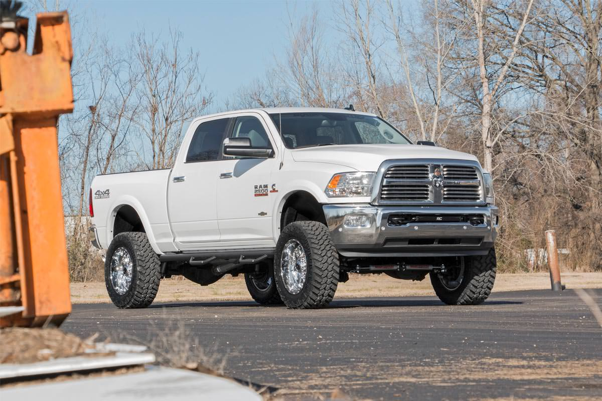 RAM 2500 mit Rough Country Lift Kit