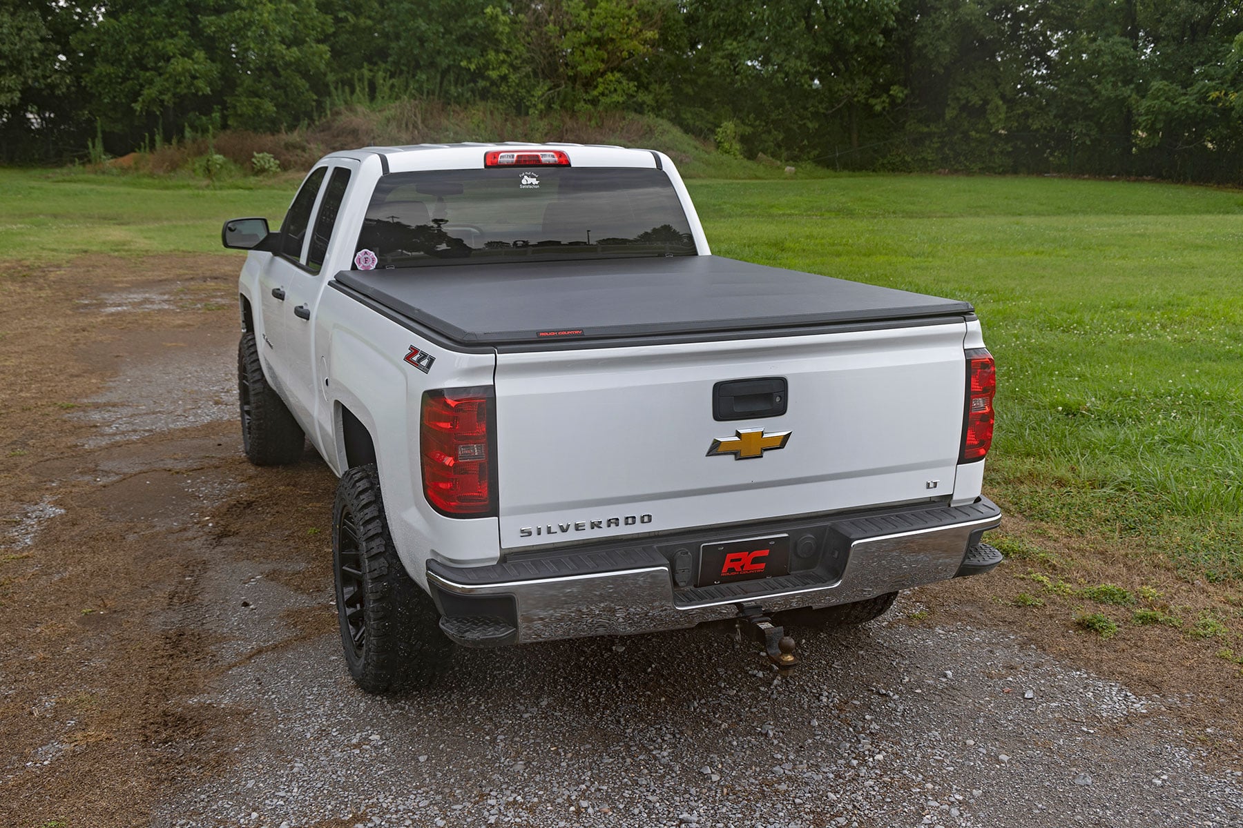 Weiche, dreifach faltbare Ladeflächenabdeckung | 6'7 Zoll Ladefläche | Chevy/GMC 1500/2500HD/3500HD (14–19 & Classic) — Bild 6