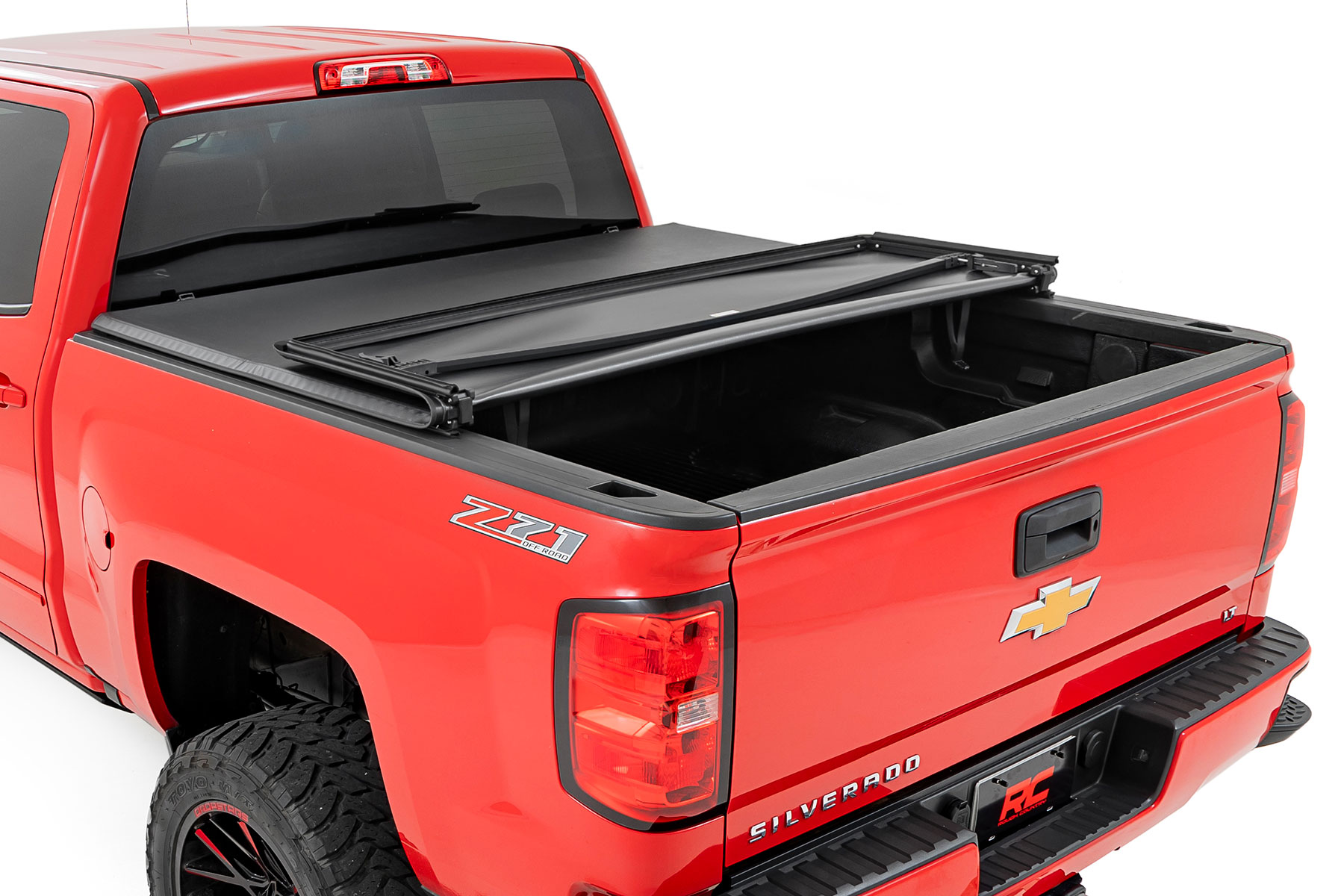 Weiche, dreifach faltbare Ladeflächenabdeckung | 5'9 Zoll Ladefläche | Chevy/GMC 1500 (14–18 & Classic) — Bild 2