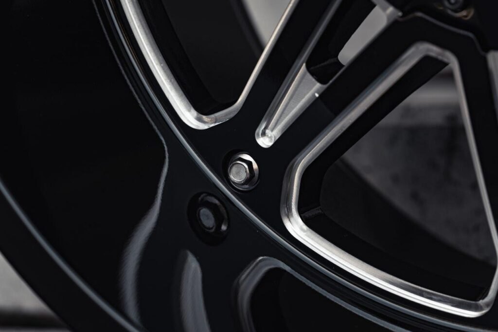 La Chanti OF9 | Glossy Black Milled · 12J×22" · ET-24 | 5x127 / 5x139.7 — Bild 4