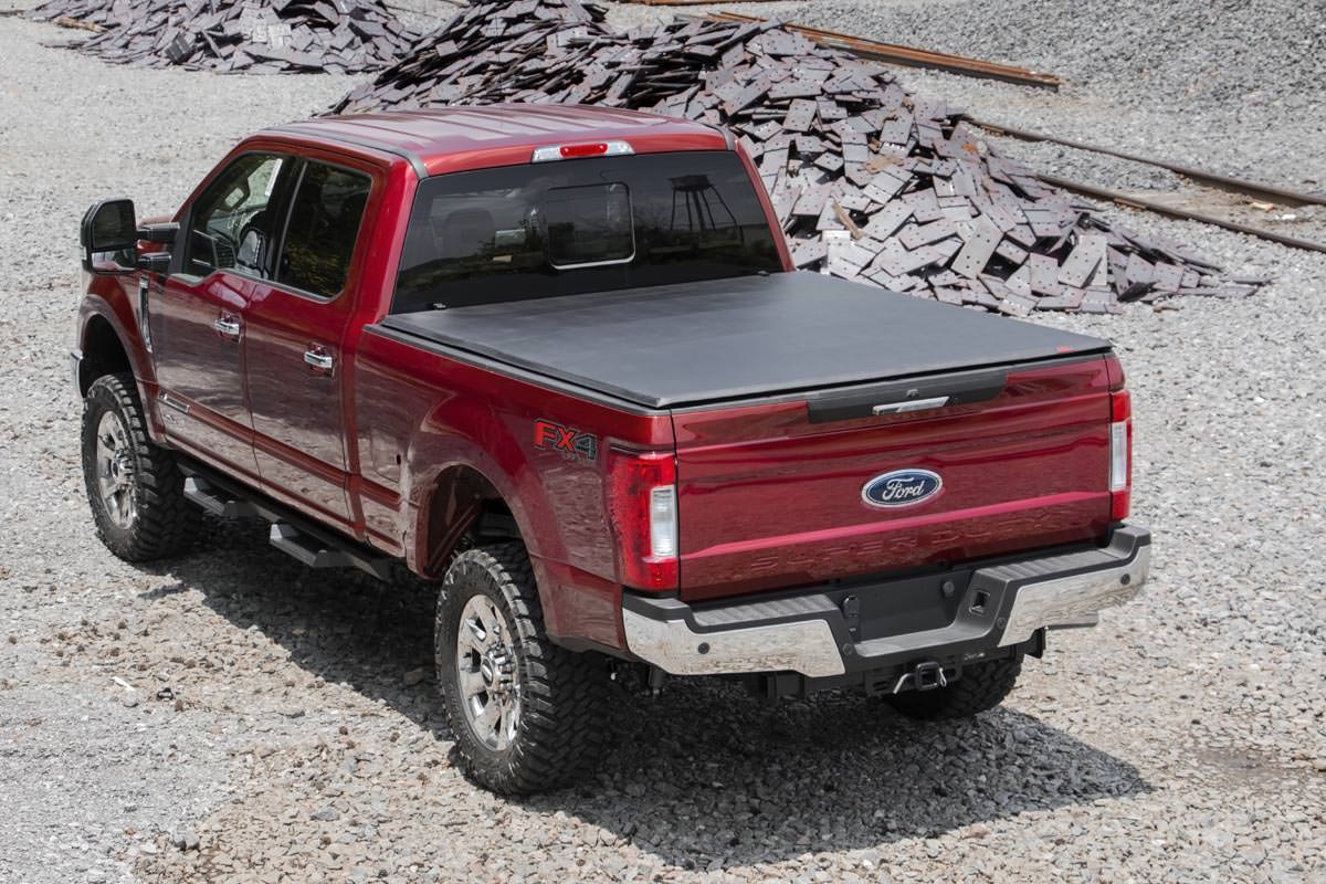 Weiche, dreifach gefaltete Ladeflächenabdeckung | 6'10 Zoll Ladefläche | Ford F-250/F-350 Super Duty (17–26) — Bild 3