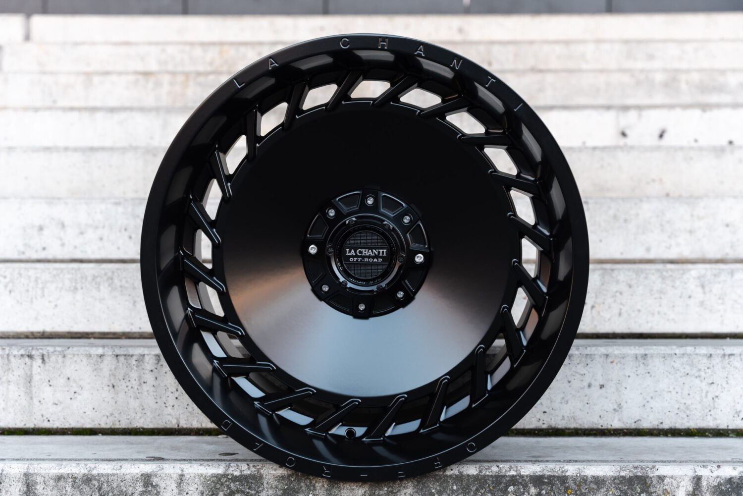 La Chanti OF15 | Matt Black · 12J×22" · ET-25 | 6x135 / 6x139.7 — Bild 1