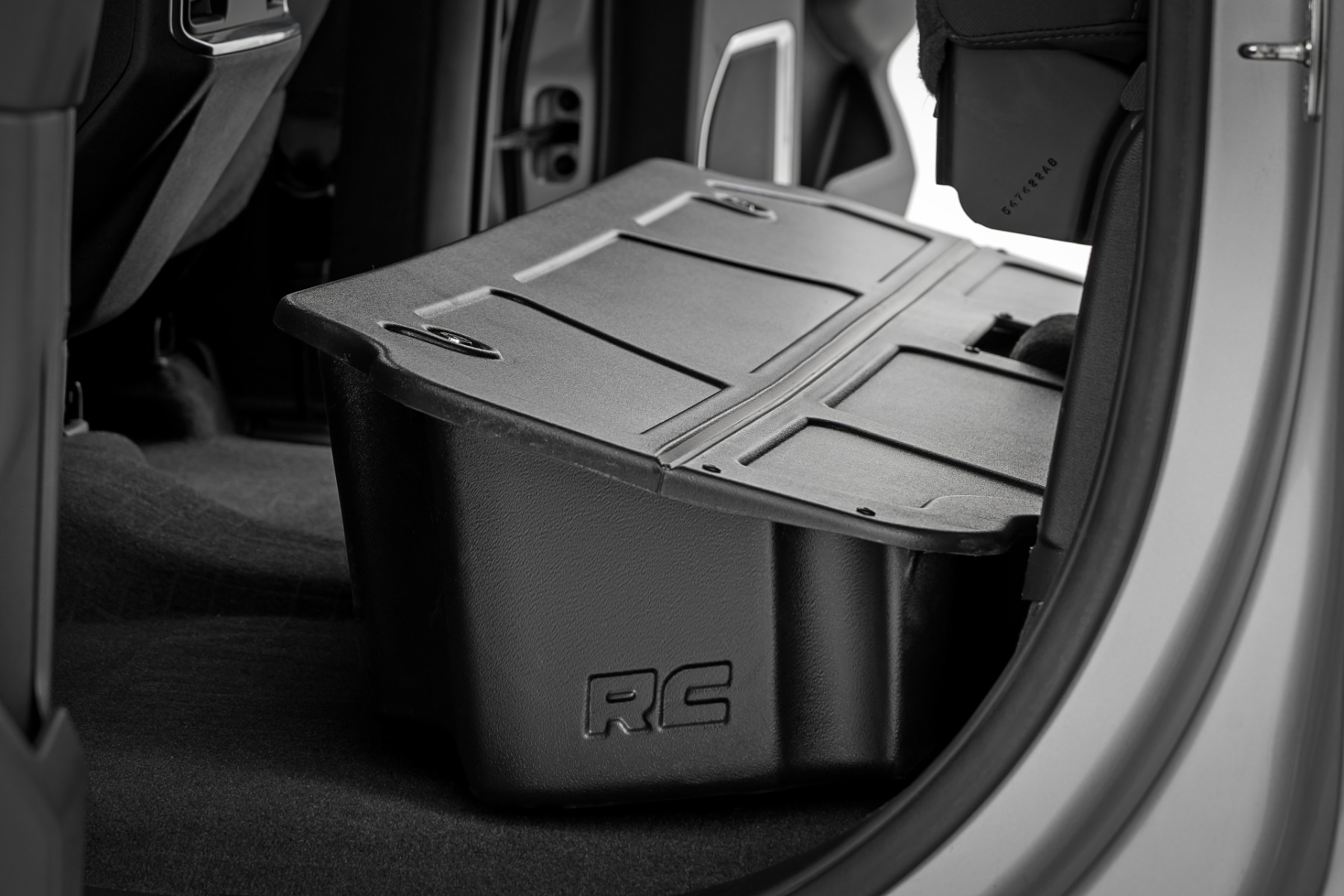 Stauraum unter dem Sitz mit abschließbarem Deckel | Doppelkabine | Chevy/GMC 1500/2500HD/3500HD (2019–2026) — Bild 5