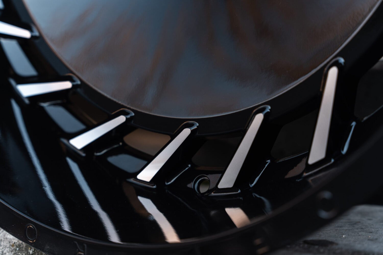 La Chanti OF15 | Glossy Black Milled · 12J×22" · ET-25 | 5x127 / 5x139.7 — Bild 4