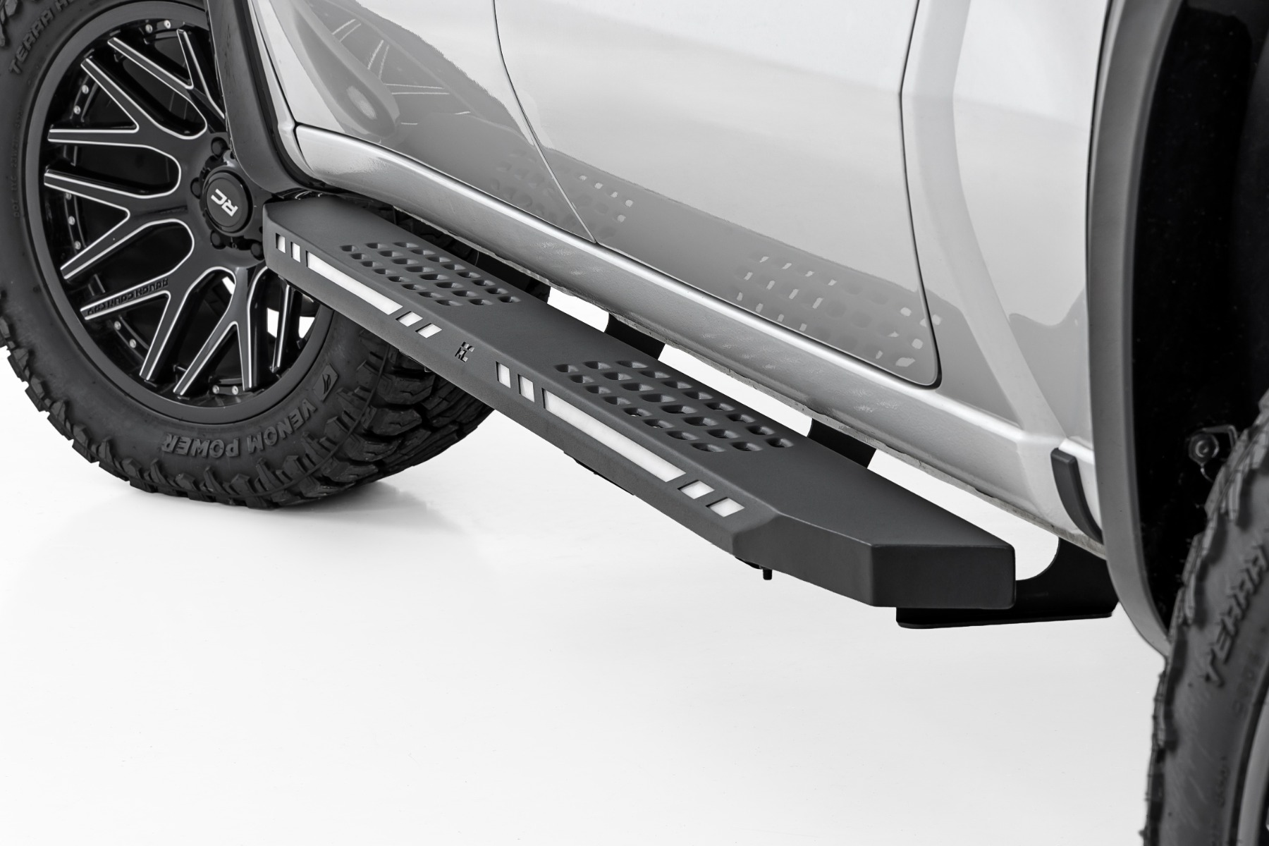 AC2 Trittbretter | Bernstein/Weiß | Doppelkabine | Chevy/GMC 1500/2500HD/3500HD (2019–2026) — Bild 3