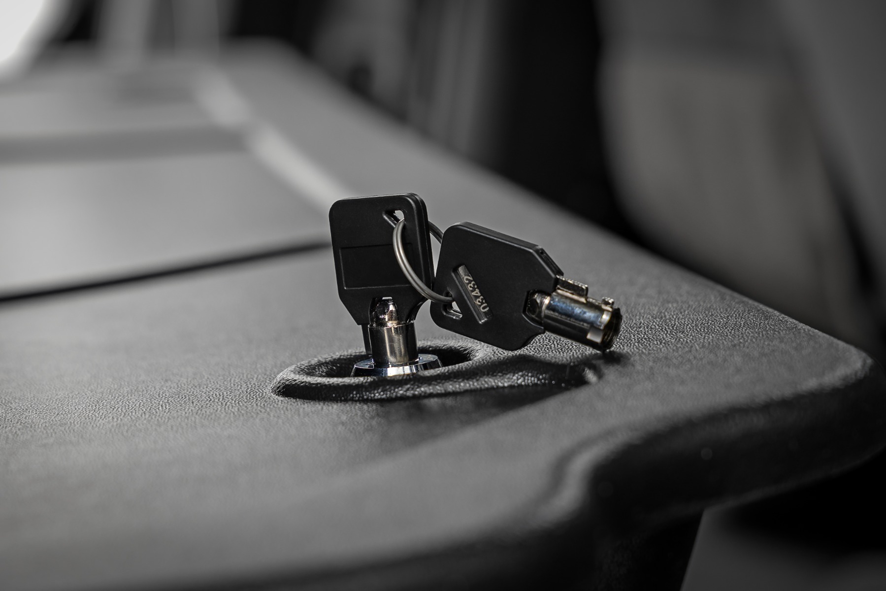 Stauraum unter dem Sitz mit abschließbarem Deckel | Doppelkabine | Chevy/GMC 1500/2500HD/3500HD (2019–2026) — Bild 6