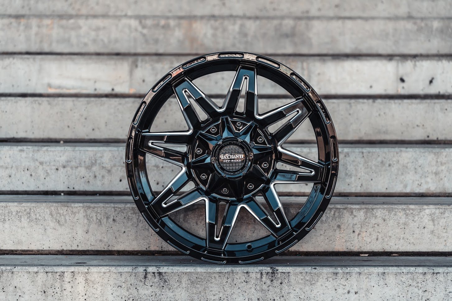 La Chanti OF3 | Gloss Black Milled · 10J×20" · ET-12 | 6x135 / 6x139.7 — Bild 2