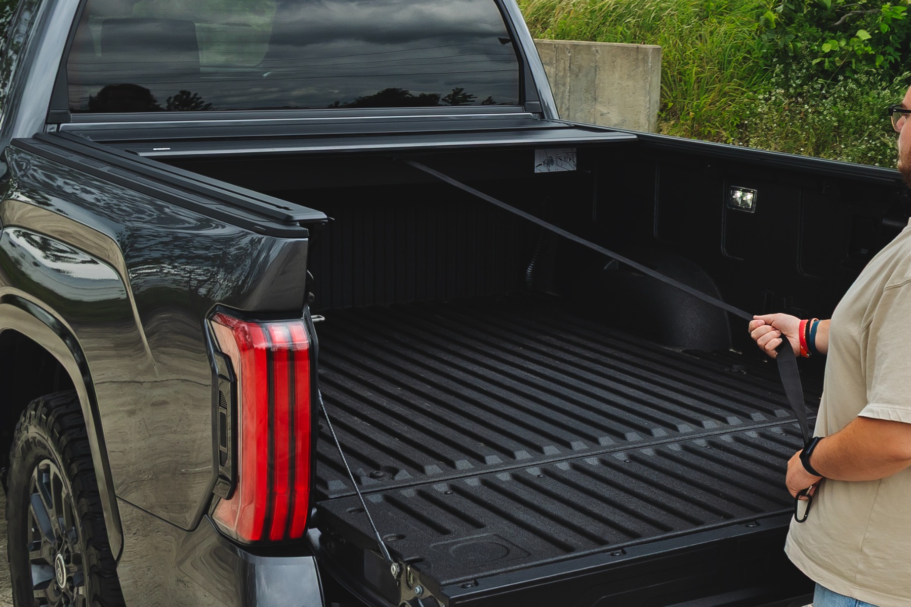 Manual Retractable Bed Cover | 5'7" Bed | Toyota Tundra 2WD/4WD (2022-2026) — Bild 3